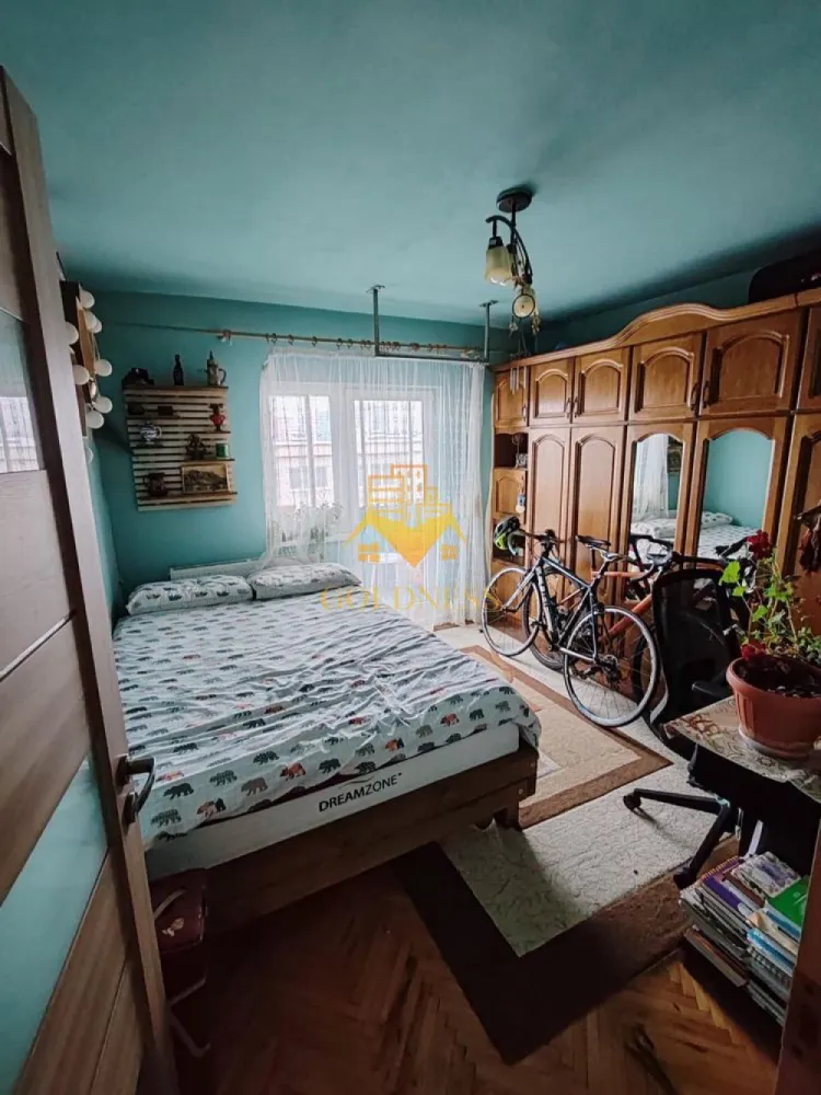 2 camere decomandate, balcon, parcare, Intre lacuri, Iulius Mall - GOLDNESS Imobiliare vă propune spre închiriere un apartament cu 2 camere complet mobilat și utilat, la etajul 3 într-un imobil de 4 etaje, în Cartierul Intre lacuri.
Dispune de loc de parcare!
Se află în apropierea stațiilor de transport în comun, magazine, restaurante, spații verzi, farmacii, etc. 

Apartamentul este compartimentat astfel:
 - dormitor cu pat matrimonial, dressing
 - dormitor cu pat matrimonial, dressing, birou
 - bucatarie complet utilată și mobilată, loc de servit masa 
 - baie cu cada calorifer port prosop și dulap pentru depozitare.
 - un balcon de 3 si unul de 4 mp.

Imobilul este dotat cu toate cele necesare- centrală proprie, frigider, aragaz, hotă, mașină de spălat haine, etc. 

Dacă sunteți interesați de acest apartament și doriți să îl vizionați, dar și pentru alte oferte nu ezitați să ne contactați telefonic sau prin e-mail. Vă stăm la dispoziție!
Pentru intermediere se percepe un comision de 50% din prețul chiriei!