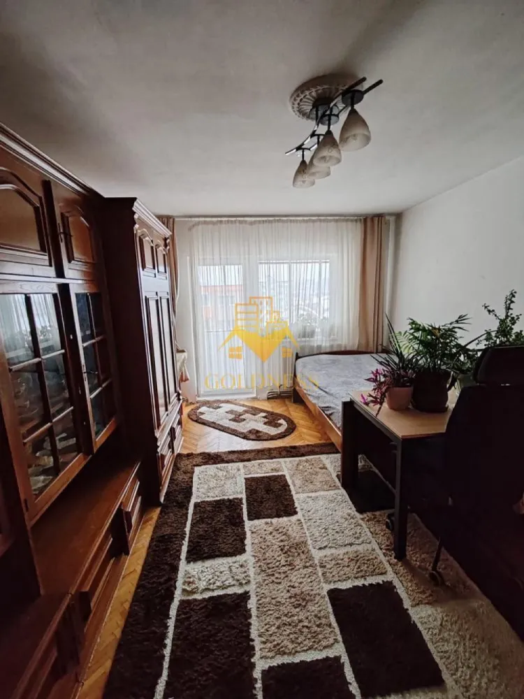 2 camere decomandate, balcon, parcare, Intre lacuri, Iulius Mall - GOLDNESS Imobiliare vă propune spre închiriere un apartament cu 2 camere complet mobilat și utilat, la etajul 3 într-un imobil de 4 etaje, în Cartierul Intre lacuri.
Dispune de loc de parcare!
Se află în apropierea stațiilor de transport în comun, magazine, restaurante, spații verzi, farmacii, etc. 

Apartamentul este compartimentat astfel:
 - dormitor cu pat matrimonial, dressing
 - dormitor cu pat matrimonial, dressing, birou
 - bucatarie complet utilată și mobilată, loc de servit masa 
 - baie cu cada calorifer port prosop și dulap pentru depozitare.
 - un balcon de 3 si unul de 4 mp.

Imobilul este dotat cu toate cele necesare- centrală proprie, frigider, aragaz, hotă, mașină de spălat haine, etc. 

Dacă sunteți interesați de acest apartament și doriți să îl vizionați, dar și pentru alte oferte nu ezitați să ne contactați telefonic sau prin e-mail. Vă stăm la dispoziție!
Pentru intermediere se percepe un comision de 50% din prețul chiriei!