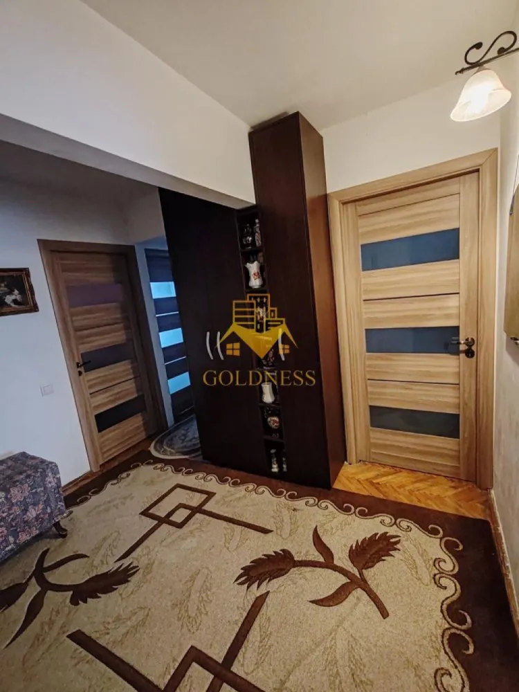 2 camere decomandate, balcon, parcare, Intre lacuri, Iulius Mall - GOLDNESS Imobiliare vă propune spre închiriere un apartament cu 2 camere complet mobilat și utilat, la etajul 3 într-un imobil de 4 etaje, în Cartierul Intre lacuri.
Dispune de loc de parcare!
Se află în apropierea stațiilor de transport în comun, magazine, restaurante, spații verzi, farmacii, etc. 

Apartamentul este compartimentat astfel:
 - dormitor cu pat matrimonial, dressing
 - dormitor cu pat matrimonial, dressing, birou
 - bucatarie complet utilată și mobilată, loc de servit masa 
 - baie cu cada calorifer port prosop și dulap pentru depozitare.
 - un balcon de 3 si unul de 4 mp.

Imobilul este dotat cu toate cele necesare- centrală proprie, frigider, aragaz, hotă, mașină de spălat haine, etc. 

Dacă sunteți interesați de acest apartament și doriți să îl vizionați, dar și pentru alte oferte nu ezitați să ne contactați telefonic sau prin e-mail. Vă stăm la dispoziție!
Pentru intermediere se percepe un comision de 50% din prețul chiriei!