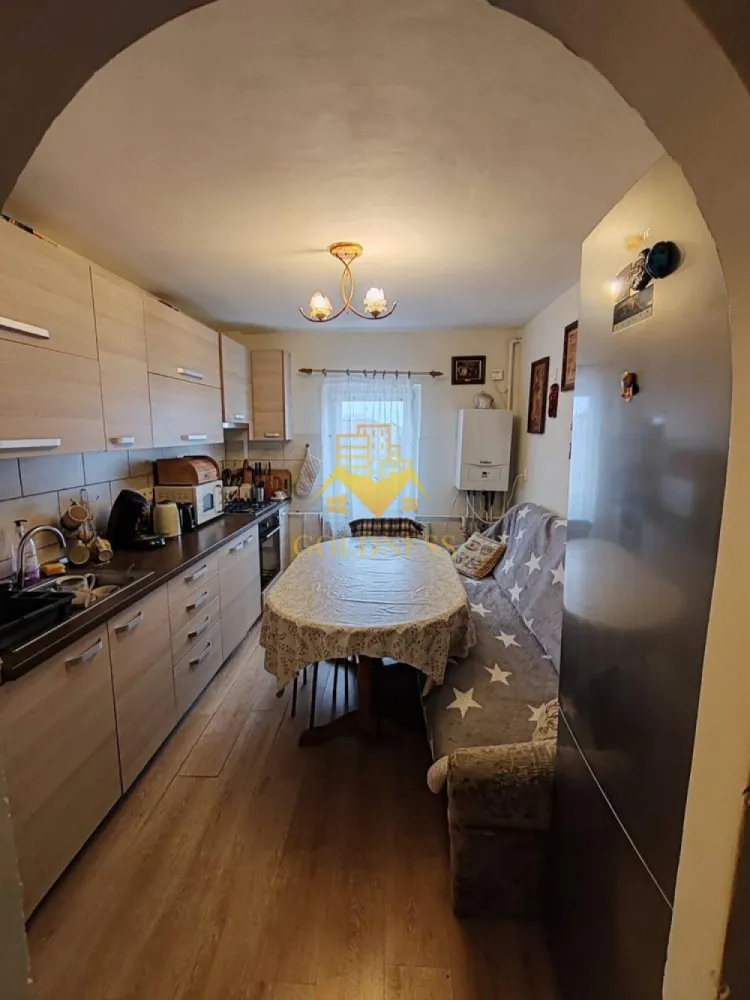 2 camere decomandate, balcon, parcare, Intre lacuri, Iulius Mall - GOLDNESS Imobiliare vă propune spre închiriere un apartament cu 2 camere complet mobilat și utilat, la etajul 3 într-un imobil de 4 etaje, în Cartierul Intre lacuri.
Dispune de loc de parcare!
Se află în apropierea stațiilor de transport în comun, magazine, restaurante, spații verzi, farmacii, etc. 

Apartamentul este compartimentat astfel:
 - dormitor cu pat matrimonial, dressing
 - dormitor cu pat matrimonial, dressing, birou
 - bucatarie complet utilată și mobilată, loc de servit masa 
 - baie cu cada calorifer port prosop și dulap pentru depozitare.
 - un balcon de 3 si unul de 4 mp.

Imobilul este dotat cu toate cele necesare- centrală proprie, frigider, aragaz, hotă, mașină de spălat haine, etc. 

Dacă sunteți interesați de acest apartament și doriți să îl vizionați, dar și pentru alte oferte nu ezitați să ne contactați telefonic sau prin e-mail. Vă stăm la dispoziție!
Pentru intermediere se percepe un comision de 50% din prețul chiriei!