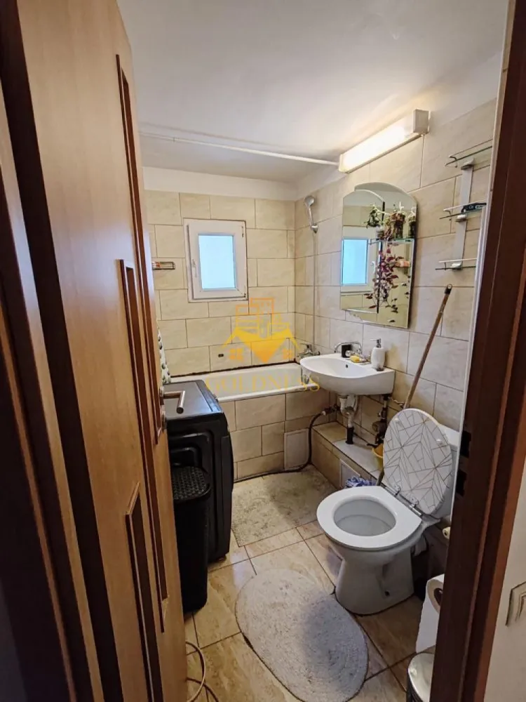 2 camere decomandate, balcon, parcare, Intre lacuri, Iulius Mall - GOLDNESS Imobiliare vă propune spre închiriere un apartament cu 2 camere complet mobilat și utilat, la etajul 3 într-un imobil de 4 etaje, în Cartierul Intre lacuri.
Dispune de loc de parcare!
Se află în apropierea stațiilor de transport în comun, magazine, restaurante, spații verzi, farmacii, etc. 

Apartamentul este compartimentat astfel:
 - dormitor cu pat matrimonial, dressing
 - dormitor cu pat matrimonial, dressing, birou
 - bucatarie complet utilată și mobilată, loc de servit masa 
 - baie cu cada calorifer port prosop și dulap pentru depozitare.
 - un balcon de 3 si unul de 4 mp.

Imobilul este dotat cu toate cele necesare- centrală proprie, frigider, aragaz, hotă, mașină de spălat haine, etc. 

Dacă sunteți interesați de acest apartament și doriți să îl vizionați, dar și pentru alte oferte nu ezitați să ne contactați telefonic sau prin e-mail. Vă stăm la dispoziție!
Pentru intermediere se percepe un comision de 50% din prețul chiriei!