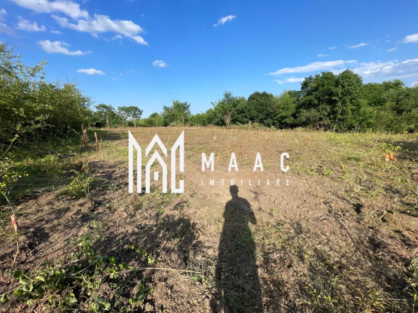 Teren Intravilan 10.350 mp | Colonia Becas I Cluj Napoca - MAAC Imobiliare vă propune spre vânzare un teren intravilan de mari dimensiuni, situat în zona Colonia Becas, o arie cu potențial ridicat de dezvoltare și interes crescut pentru proiecte rezidențiale sau investiții de anvergură. Proprietatea reprezintă o oportunitate strategică pentru dezvoltatori care urmăresc extinderea portofoliului într-o zonă aflată într-un ritm accelerat de creștere.

Terenul are o suprafață totală de 10.305 mp, oferind posibilitatea dezvoltării unor proiecte ample și scalabile, adaptate cerințelor actuale ale pieței imobiliare. Conform documentației cadastrale, terenul este intravilan, aspect esențial pentru demararea etapelor de planificare și autorizare.

Caracteristici principale:
-Suprafață totală: 10.305 mp
-Regim juridic: intravilan
-Zonă în plină dezvoltare
-Acces facil către infrastructura urbană
-Documentație completă și actualizată

Proprietatea se vinde fără Plan Urbanistic Zonal (PUZ) aprobat, oferind viitorului investitor libertatea de a concepe și implementa un proiect personalizat, optimizat conform propriei viziuni și cerințelor pieței. Prin confirmarea oficială de la Transgaz, nu există riscuri sau servituți majore legate de traversarea magistralelor de gaz, ceea ce asigură un proces de urbanizare predictibil și eficient.

Accesul către teren este facil, un avantaj important pentru organizarea șantierului și integrarea rapidă în circuitul de transport. Documentația este pregătită pentru tranzacție imediată, facilitând o finalizare rapidă și sigură a procesului de vânzare.

Această proprietate reprezintă o achiziție strategică pentru dezvoltatorii interesați de capitalizarea expansiunii zonei Colonia Becas și de valorificarea unei suprafețe generoase cu premise clare pentru obținerea avizelor necesare.

Pentru analiză detaliată, documentație completă și programarea unei vizionări, vă rugăm să contactați telefonic și să menționați ID CP2790415.