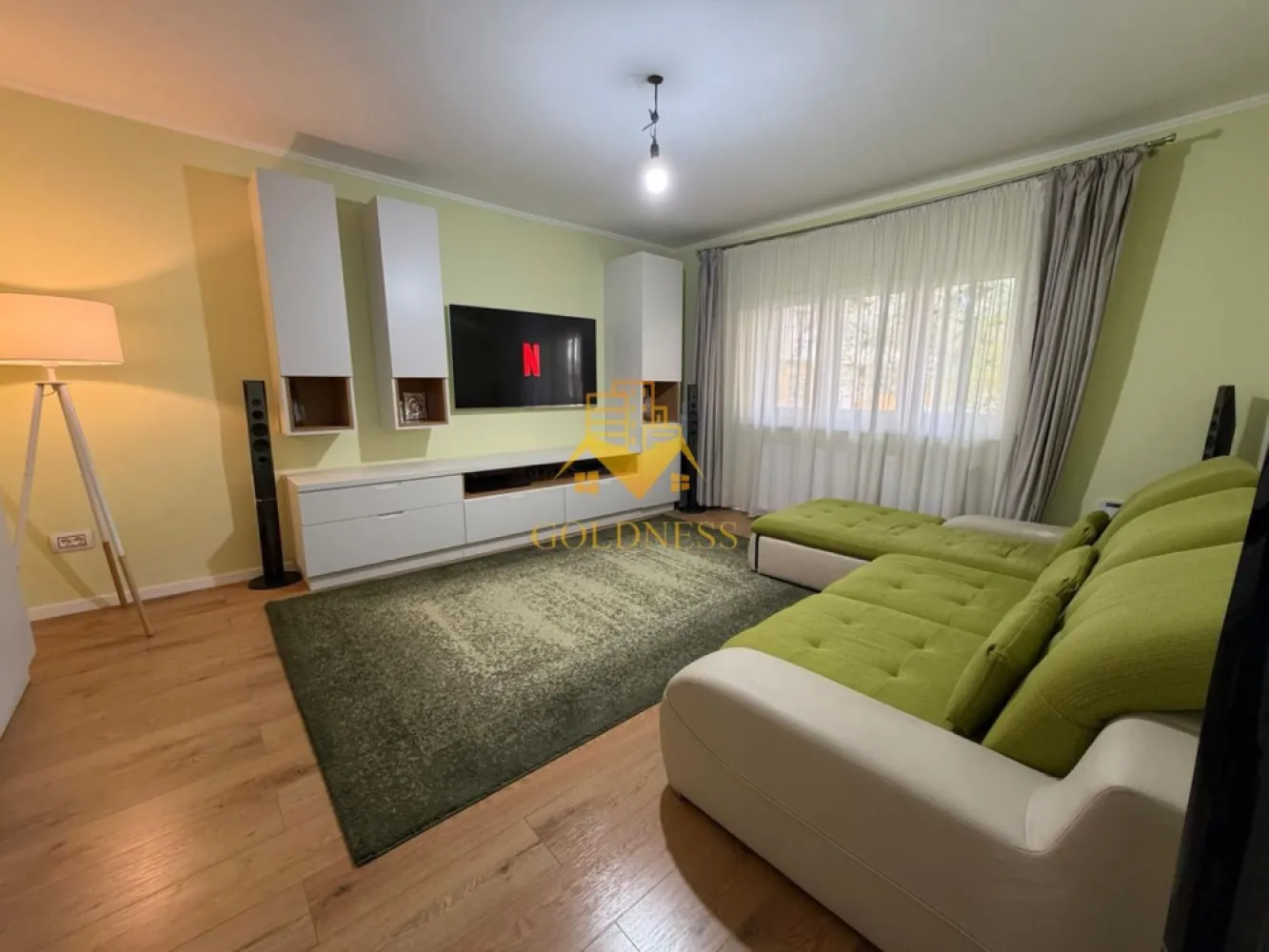 3 Camere decomandate, Parcare, Modern, Zona Nasaud, MOL, Marasti - GOLDNESS Imobiliare vă propune spre vânzare un apartament modern de 3 camere decomandate, complet mobilat și utilat, situat în cartierul Marasti.
 Proprietatea beneficiază de un loc de parcare și garaj, se află într-o zonă accesibilă, cu proximitate față de mijloace de transport în comun, magazine, restaurante, farmacii și spații verzi.

Apartamentul este compartimentat eficient, oferind un spațiu confortabil și funcțional:
 -doua dormitoare amenajate cu pat matrimonial, dressing și noptiere
 -Living luminos cu canapea extensibilă 
 - bucatarie complet utilata si mobilata, zona de dining, aer conditionat
 - doua bai moderne, una dotată cu dus walk in iar cealalta cu cada, calorifer port-prosop și spații de depozitare

Imobilul dispune de toate facilitățile necesare unui stil de viață confortabil: centrală termică proprie și electrocasnice complete (frigider, aragaz, hotă, mașină de spălat rufe).

Această proprietate reprezintă o alegere ideală atât pentru locuință personală, cât și pentru investiție.

Pentru informații suplimentare sau programarea unei vizionări, vă invităm să ne contactați telefonic sau prin e-mail. Echipa noastră vă stă cu plăcere la dispoziție.
Pentru intermediere se percepe un comision de 2% din prețul vanzarii!