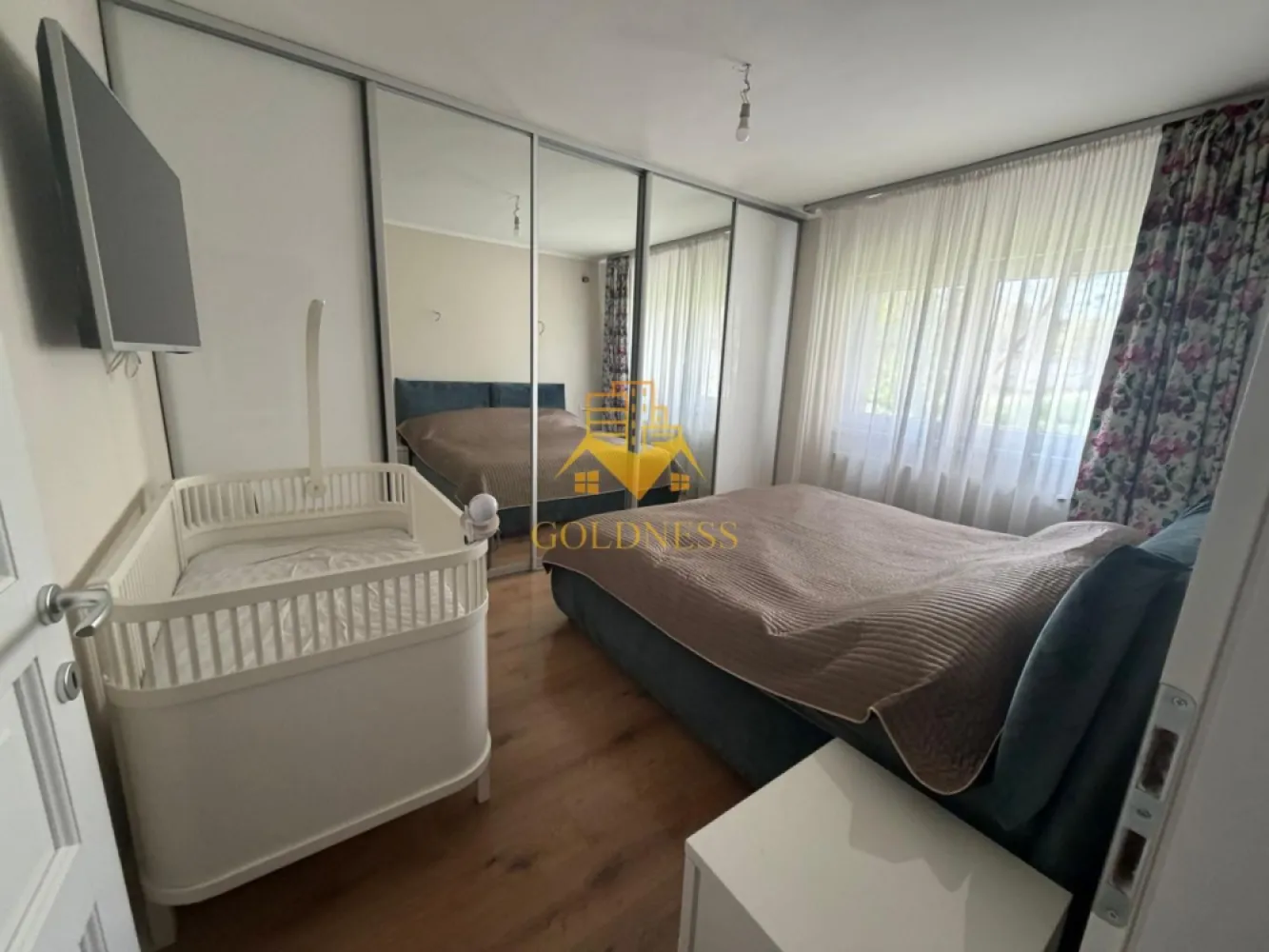 3 Camere decomandate, Parcare, Modern, Zona Nasaud, MOL, Marasti - GOLDNESS Imobiliare vă propune spre vânzare un apartament modern de 3 camere decomandate, complet mobilat și utilat, situat în cartierul Marasti.
 Proprietatea beneficiază de un loc de parcare și garaj, se află într-o zonă accesibilă, cu proximitate față de mijloace de transport în comun, magazine, restaurante, farmacii și spații verzi.

Apartamentul este compartimentat eficient, oferind un spațiu confortabil și funcțional:
 -doua dormitoare amenajate cu pat matrimonial, dressing și noptiere
 -Living luminos cu canapea extensibilă 
 - bucatarie complet utilata si mobilata, zona de dining, aer conditionat
 - doua bai moderne, una dotată cu dus walk in iar cealalta cu cada, calorifer port-prosop și spații de depozitare

Imobilul dispune de toate facilitățile necesare unui stil de viață confortabil: centrală termică proprie și electrocasnice complete (frigider, aragaz, hotă, mașină de spălat rufe).

Această proprietate reprezintă o alegere ideală atât pentru locuință personală, cât și pentru investiție.

Pentru informații suplimentare sau programarea unei vizionări, vă invităm să ne contactați telefonic sau prin e-mail. Echipa noastră vă stă cu plăcere la dispoziție.
Pentru intermediere se percepe un comision de 2% din prețul vanzarii!