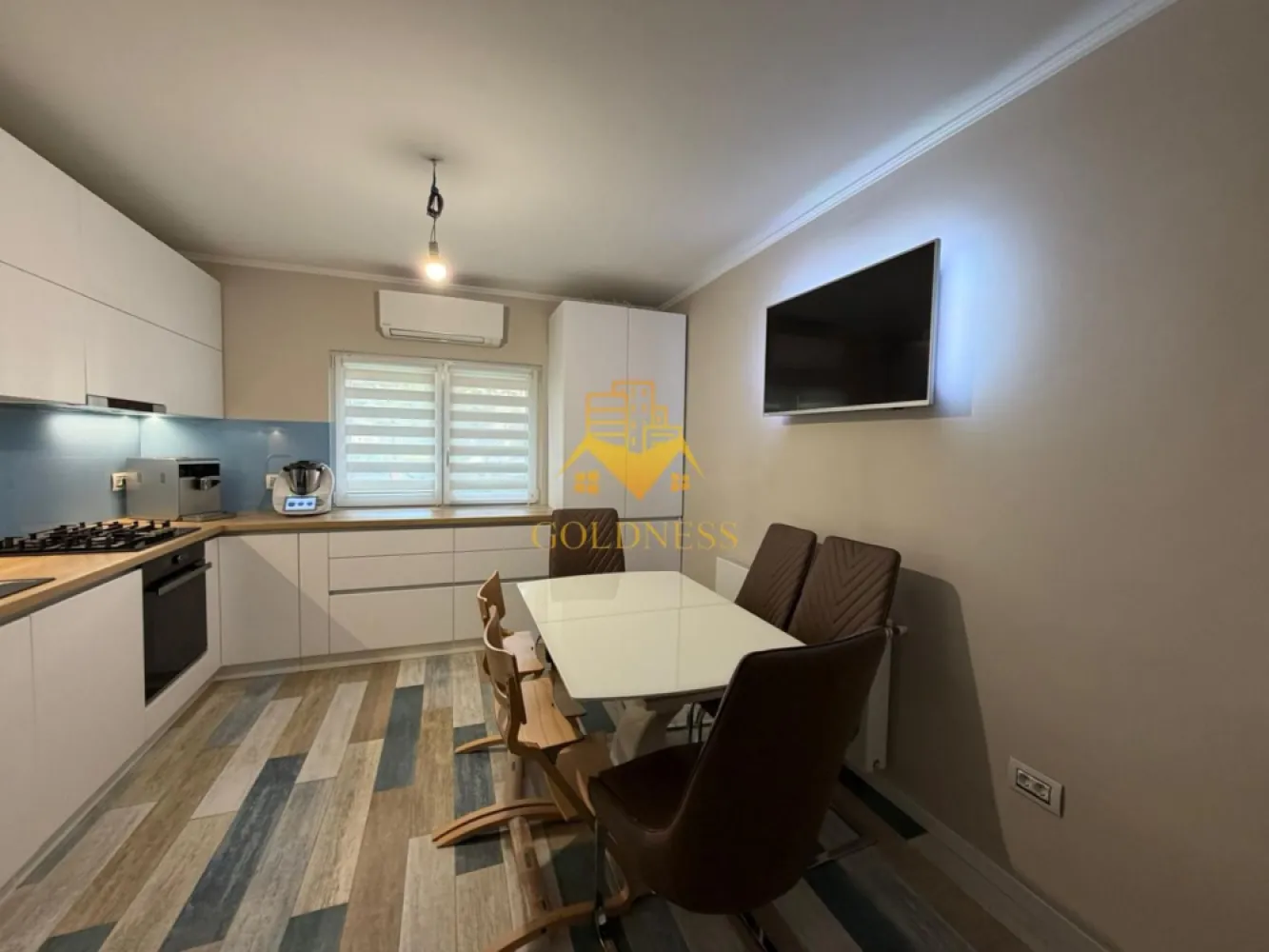 3 Camere decomandate, Parcare, Modern, Zona Nasaud, MOL, Marasti - GOLDNESS Imobiliare vă propune spre vânzare un apartament modern de 3 camere decomandate, complet mobilat și utilat, situat în cartierul Marasti.
 Proprietatea beneficiază de un loc de parcare și garaj, se află într-o zonă accesibilă, cu proximitate față de mijloace de transport în comun, magazine, restaurante, farmacii și spații verzi.

Apartamentul este compartimentat eficient, oferind un spațiu confortabil și funcțional:
 -doua dormitoare amenajate cu pat matrimonial, dressing și noptiere
 -Living luminos cu canapea extensibilă 
 - bucatarie complet utilata si mobilata, zona de dining, aer conditionat
 - doua bai moderne, una dotată cu dus walk in iar cealalta cu cada, calorifer port-prosop și spații de depozitare

Imobilul dispune de toate facilitățile necesare unui stil de viață confortabil: centrală termică proprie și electrocasnice complete (frigider, aragaz, hotă, mașină de spălat rufe).

Această proprietate reprezintă o alegere ideală atât pentru locuință personală, cât și pentru investiție.

Pentru informații suplimentare sau programarea unei vizionări, vă invităm să ne contactați telefonic sau prin e-mail. Echipa noastră vă stă cu plăcere la dispoziție.
Pentru intermediere se percepe un comision de 2% din prețul vanzarii!