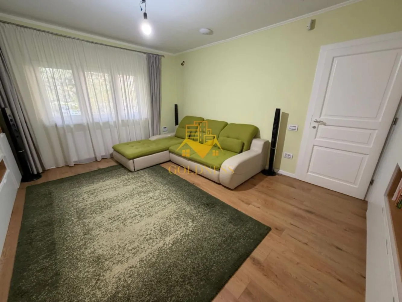3 Camere decomandate, Parcare, Modern, Zona Nasaud, MOL, Marasti - GOLDNESS Imobiliare vă propune spre vânzare un apartament modern de 3 camere decomandate, complet mobilat și utilat, situat în cartierul Marasti.
 Proprietatea beneficiază de un loc de parcare și garaj, se află într-o zonă accesibilă, cu proximitate față de mijloace de transport în comun, magazine, restaurante, farmacii și spații verzi.

Apartamentul este compartimentat eficient, oferind un spațiu confortabil și funcțional:
 -doua dormitoare amenajate cu pat matrimonial, dressing și noptiere
 -Living luminos cu canapea extensibilă 
 - bucatarie complet utilata si mobilata, zona de dining, aer conditionat
 - doua bai moderne, una dotată cu dus walk in iar cealalta cu cada, calorifer port-prosop și spații de depozitare

Imobilul dispune de toate facilitățile necesare unui stil de viață confortabil: centrală termică proprie și electrocasnice complete (frigider, aragaz, hotă, mașină de spălat rufe).

Această proprietate reprezintă o alegere ideală atât pentru locuință personală, cât și pentru investiție.

Pentru informații suplimentare sau programarea unei vizionări, vă invităm să ne contactați telefonic sau prin e-mail. Echipa noastră vă stă cu plăcere la dispoziție.
Pentru intermediere se percepe un comision de 2% din prețul vanzarii!