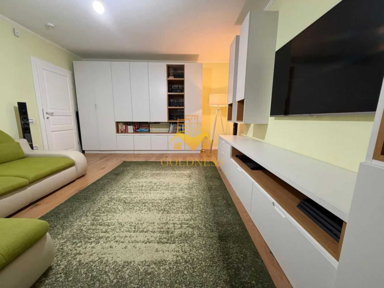 3 Camere decomandate, Parcare, Modern, Zona Nasaud, MOL, Marasti - GOLDNESS Imobiliare vă propune spre vânzare un apartament modern de 3 camere decomandate, complet mobilat și utilat, situat în cartierul Marasti.
 Proprietatea beneficiază de un loc de parcare și garaj, se află într-o zonă accesibilă, cu proximitate față de mijloace de transport în comun, magazine, restaurante, farmacii și spații verzi.

Apartamentul este compartimentat eficient, oferind un spațiu confortabil și funcțional:
 -doua dormitoare amenajate cu pat matrimonial, dressing și noptiere
 -Living luminos cu canapea extensibilă 
 - bucatarie complet utilata si mobilata, zona de dining, aer conditionat
 - doua bai moderne, una dotată cu dus walk in iar cealalta cu cada, calorifer port-prosop și spații de depozitare

Imobilul dispune de toate facilitățile necesare unui stil de viață confortabil: centrală termică proprie și electrocasnice complete (frigider, aragaz, hotă, mașină de spălat rufe).

Această proprietate reprezintă o alegere ideală atât pentru locuință personală, cât și pentru investiție.

Pentru informații suplimentare sau programarea unei vizionări, vă invităm să ne contactați telefonic sau prin e-mail. Echipa noastră vă stă cu plăcere la dispoziție.
Pentru intermediere se percepe un comision de 2% din prețul vanzarii!