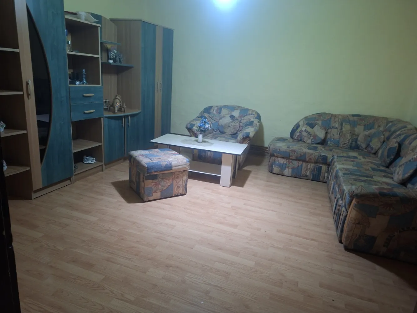 Oportunitate casă de vânzare Vladimirescu teren generos  1168 mp - Casă cu teren generos 1168 mp în Vladimirescu! Direct proprietarO proprietate, situată într-un cartier vechi și liniștit din Vladimirescu, ideală pentru cei care își doresc spațiu, intimitate și posibilitatea de a-și amenaja casa exact după propriul gust.Teren generos de 1168 mp – perfect pentru grădină, relaxare sau extindereSuprafață construită 140 mp utilă 100 mpCompartimentare practică:3 camere luminoasebucătăriebaiecămară de alimentebeciterasă acoperităConfort și utilități:toate utilitățile: curent, gaz, canalizarecentrală termică + caloriferegeamuri termopanparchetImportant: casa necesită renovare (acoperișul trebuie schimbat), oferindposibilitatea de personalizare după preferințe.Situată intr-o zonă liniștită, casa beneficiază de acces rapid la transport public, în apropiere se află grădinițe, magazine și parcuri pentru copii!Nu rata ocazia de a viziona această proprietate!Preț: 115000 € (negociabil) telefon 0741187123Direct proprietar – fără comision