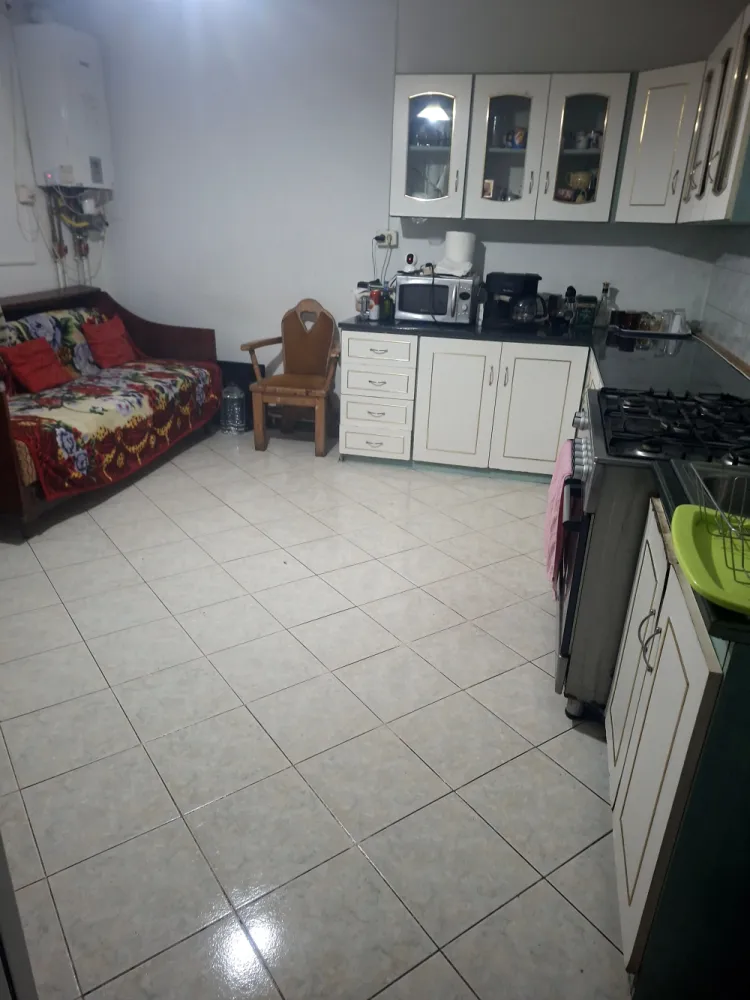 Oportunitate casă de vânzare Vladimirescu teren generos  1168 mp - Casă cu teren generos 1168 mp în Vladimirescu! Direct proprietarO proprietate, situată într-un cartier vechi și liniștit din Vladimirescu, ideală pentru cei care își doresc spațiu, intimitate și posibilitatea de a-și amenaja casa exact după propriul gust.Teren generos de 1168 mp – perfect pentru grădină, relaxare sau extindereSuprafață construită 140 mp utilă 100 mpCompartimentare practică:3 camere luminoasebucătăriebaiecămară de alimentebeciterasă acoperităConfort și utilități:toate utilitățile: curent, gaz, canalizarecentrală termică + caloriferegeamuri termopanparchetImportant: casa necesită renovare (acoperișul trebuie schimbat), oferindposibilitatea de personalizare după preferințe.Situată intr-o zonă liniștită, casa beneficiază de acces rapid la transport public, în apropiere se află grădinițe, magazine și parcuri pentru copii!Nu rata ocazia de a viziona această proprietate!Preț: 115000 € (negociabil) telefon 0741187123Direct proprietar – fără comision