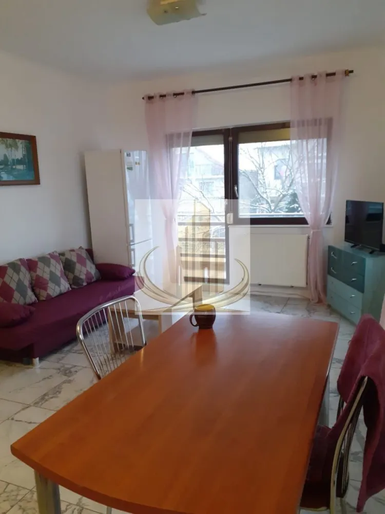 🏡Grand Mobilis va propune spre închiriere ap 3 camere - Grand Mobilis Imobiliare vă propune spre închiriere un apartament cu 3 camere, situat în vilă, complet utilat și mobilat.

Proprietatea este compartimentată astfel: bucătărie cu living open space, hol, 2 dormitoare spațioase, 1 baie și 2 balcoane.

Apartamentul beneficiază de o amplasare excelentă, la doar 1 minut de stația de autobuz E3, cu acces facil către principalele puncte de interes ale orașului. În imediata apropiere se regăsesc magazine precum Profi, Lidl, Kaufland, restaurantul Simpli Bistro, precum și o sală de fitness.

Preț: 350 €/lună + garanție.

Pentru mai multe informații sau pentru programarea unei vizionări, vă invităm să ne contactați.