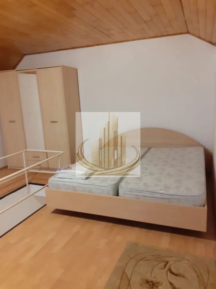 🏡Grand Mobilis va propune spre închiriere ap 3 camere - Grand Mobilis Imobiliare vă propune spre închiriere un apartament cu 3 camere, situat în vilă, complet utilat și mobilat.

Proprietatea este compartimentată astfel: bucătărie cu living open space, hol, 2 dormitoare spațioase, 1 baie și 2 balcoane.

Apartamentul beneficiază de o amplasare excelentă, la doar 1 minut de stația de autobuz E3, cu acces facil către principalele puncte de interes ale orașului. În imediata apropiere se regăsesc magazine precum Profi, Lidl, Kaufland, restaurantul Simpli Bistro, precum și o sală de fitness.

Preț: 350 €/lună + garanție.

Pentru mai multe informații sau pentru programarea unei vizionări, vă invităm să ne contactați.