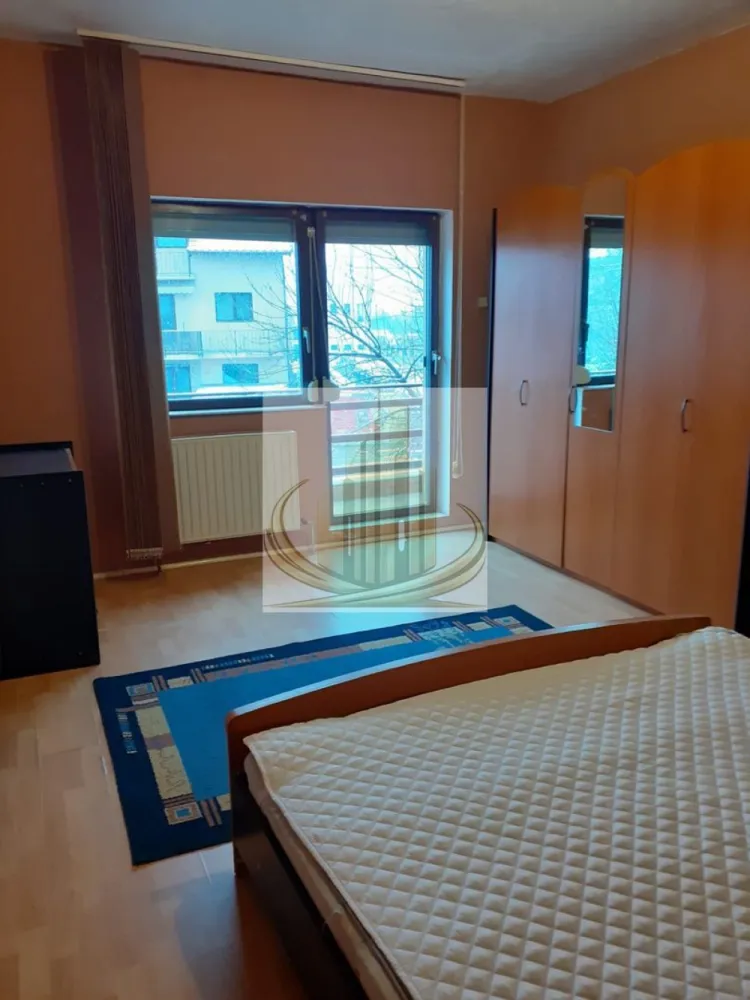 🏡Grand Mobilis va propune spre închiriere ap 3 camere - Grand Mobilis Imobiliare vă propune spre închiriere un apartament cu 3 camere, situat în vilă, complet utilat și mobilat.

Proprietatea este compartimentată astfel: bucătărie cu living open space, hol, 2 dormitoare spațioase, 1 baie și 2 balcoane.

Apartamentul beneficiază de o amplasare excelentă, la doar 1 minut de stația de autobuz E3, cu acces facil către principalele puncte de interes ale orașului. În imediata apropiere se regăsesc magazine precum Profi, Lidl, Kaufland, restaurantul Simpli Bistro, precum și o sală de fitness.

Preț: 350 €/lună + garanție.

Pentru mai multe informații sau pentru programarea unei vizionări, vă invităm să ne contactați.