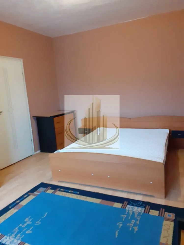 🏡Grand Mobilis va propune spre închiriere ap 3 camere - Grand Mobilis Imobiliare vă propune spre închiriere un apartament cu 3 camere, situat în vilă, complet utilat și mobilat.

Proprietatea este compartimentată astfel: bucătărie cu living open space, hol, 2 dormitoare spațioase, 1 baie și 2 balcoane.

Apartamentul beneficiază de o amplasare excelentă, la doar 1 minut de stația de autobuz E3, cu acces facil către principalele puncte de interes ale orașului. În imediata apropiere se regăsesc magazine precum Profi, Lidl, Kaufland, restaurantul Simpli Bistro, precum și o sală de fitness.

Preț: 350 €/lună + garanție.

Pentru mai multe informații sau pentru programarea unei vizionări, vă invităm să ne contactați.