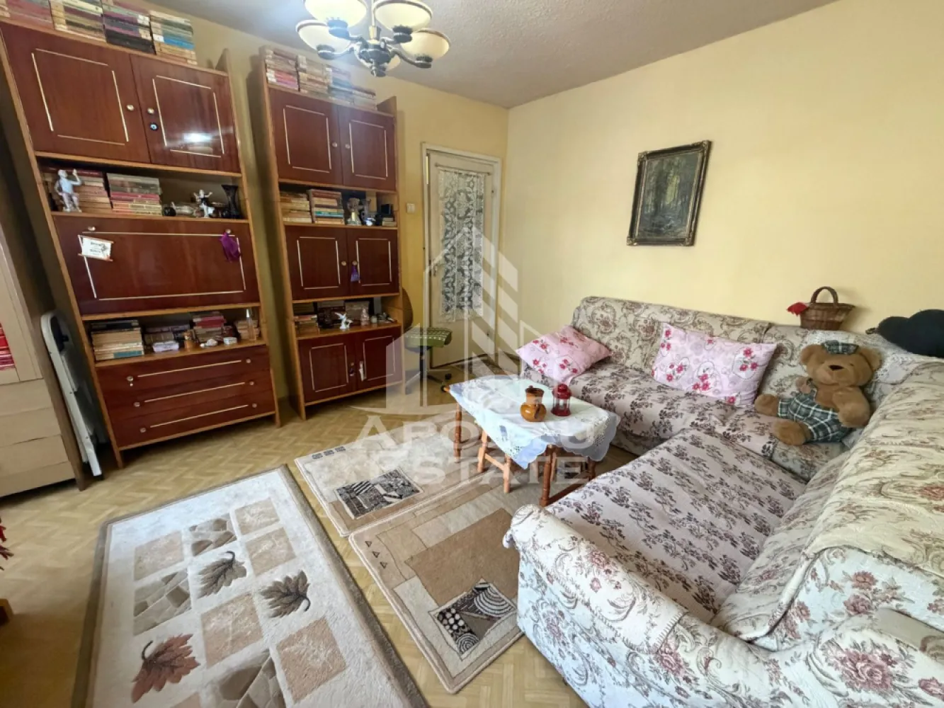 Apartament cu 3 camere de vânzare,etaj intermediar, Dacia,Timisoara - Agenţia imobiliara Apostu Estate va propune spre vânzare un apartament cu 3 camere ,situat în zona Dacia ,una dintre cele mai căutate zone din Timisoara . Ideal atât pentru locuinţa proprie , cat si pentru investiție

Imobilul este situat la etajul 2 din 4 ,având o suprafață utilă de 47.16 mp + balcon de 2, 79 mp 

Compartimentare :
-Hol de acces 
-Bucătărie 
-Living mobilat 
-Dormitor matrimonial cu balcon 
-Dormitor secundar mobilat 
-Baie cu cadă si geam 
-Balcon 

Apartamentul se vinde complet mobilat , conform pozelor . 
Încălzirea apartamentului se face prin termoficarea orașului . 

Beneficii suplimentare :
- Compartimentare funcțională 
- Zona perfectă pentru locuit sau investiţie
- Panou electric în dormitorul secundar 

Vecinătății :
-Scoala generala nr 18 , școala generala nr 24 , școala generala nr 26
-Lidl 
-Iulius Mall

Pentru mai multe detalii si programarea unei vizionari , va stam cu drag la dispoziţie .

Agenţia imobiliara Apostu Estate vă oferă consultanta bancara gratuita prin intermediul colaboratorilor noştri pentru alegerea celui mai potrivit tip de credit , astfel încât tu să devii noul proprietar al acestui apartament
ID INTERN: CP3232447