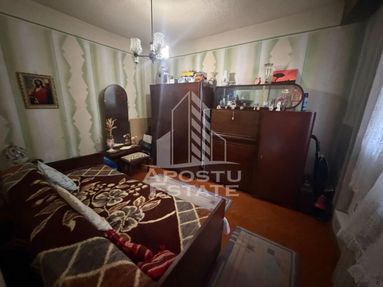 Apartament cu 3 camere de vânzare,etaj intermediar, Dacia,Timisoara - Agenţia imobiliara Apostu Estate va propune spre vânzare un apartament cu 3 camere ,situat în zona Dacia ,una dintre cele mai căutate zone din Timisoara . Ideal atât pentru locuinţa proprie , cat si pentru investiție

Imobilul este situat la etajul 2 din 4 ,având o suprafață utilă de 47.16 mp + balcon de 2, 79 mp 

Compartimentare :
-Hol de acces 
-Bucătărie 
-Living mobilat 
-Dormitor matrimonial cu balcon 
-Dormitor secundar mobilat 
-Baie cu cadă si geam 
-Balcon 

Apartamentul se vinde complet mobilat , conform pozelor . 
Încălzirea apartamentului se face prin termoficarea orașului . 

Beneficii suplimentare :
- Compartimentare funcțională 
- Zona perfectă pentru locuit sau investiţie
- Panou electric în dormitorul secundar 

Vecinătății :
-Scoala generala nr 18 , școala generala nr 24 , școala generala nr 26
-Lidl 
-Iulius Mall

Pentru mai multe detalii si programarea unei vizionari , va stam cu drag la dispoziţie .

Agenţia imobiliara Apostu Estate vă oferă consultanta bancara gratuita prin intermediul colaboratorilor noştri pentru alegerea celui mai potrivit tip de credit , astfel încât tu să devii noul proprietar al acestui apartament
ID INTERN: CP3232447