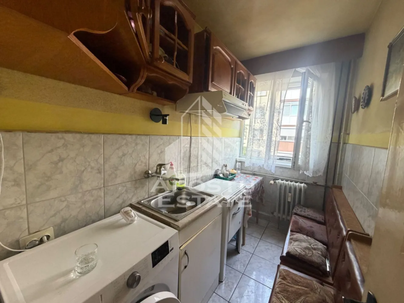 Apartament cu 3 camere de vânzare,etaj intermediar, Dacia,Timisoara - Agenţia imobiliara Apostu Estate va propune spre vânzare un apartament cu 3 camere ,situat în zona Dacia ,una dintre cele mai căutate zone din Timisoara . Ideal atât pentru locuinţa proprie , cat si pentru investiție

Imobilul este situat la etajul 2 din 4 ,având o suprafață utilă de 47.16 mp + balcon de 2, 79 mp 

Compartimentare :
-Hol de acces 
-Bucătărie 
-Living mobilat 
-Dormitor matrimonial cu balcon 
-Dormitor secundar mobilat 
-Baie cu cadă si geam 
-Balcon 

Apartamentul se vinde complet mobilat , conform pozelor . 
Încălzirea apartamentului se face prin termoficarea orașului . 

Beneficii suplimentare :
- Compartimentare funcțională 
- Zona perfectă pentru locuit sau investiţie
- Panou electric în dormitorul secundar 

Vecinătății :
-Scoala generala nr 18 , școala generala nr 24 , școala generala nr 26
-Lidl 
-Iulius Mall

Pentru mai multe detalii si programarea unei vizionari , va stam cu drag la dispoziţie .

Agenţia imobiliara Apostu Estate vă oferă consultanta bancara gratuita prin intermediul colaboratorilor noştri pentru alegerea celui mai potrivit tip de credit , astfel încât tu să devii noul proprietar al acestui apartament
ID INTERN: CP3232447