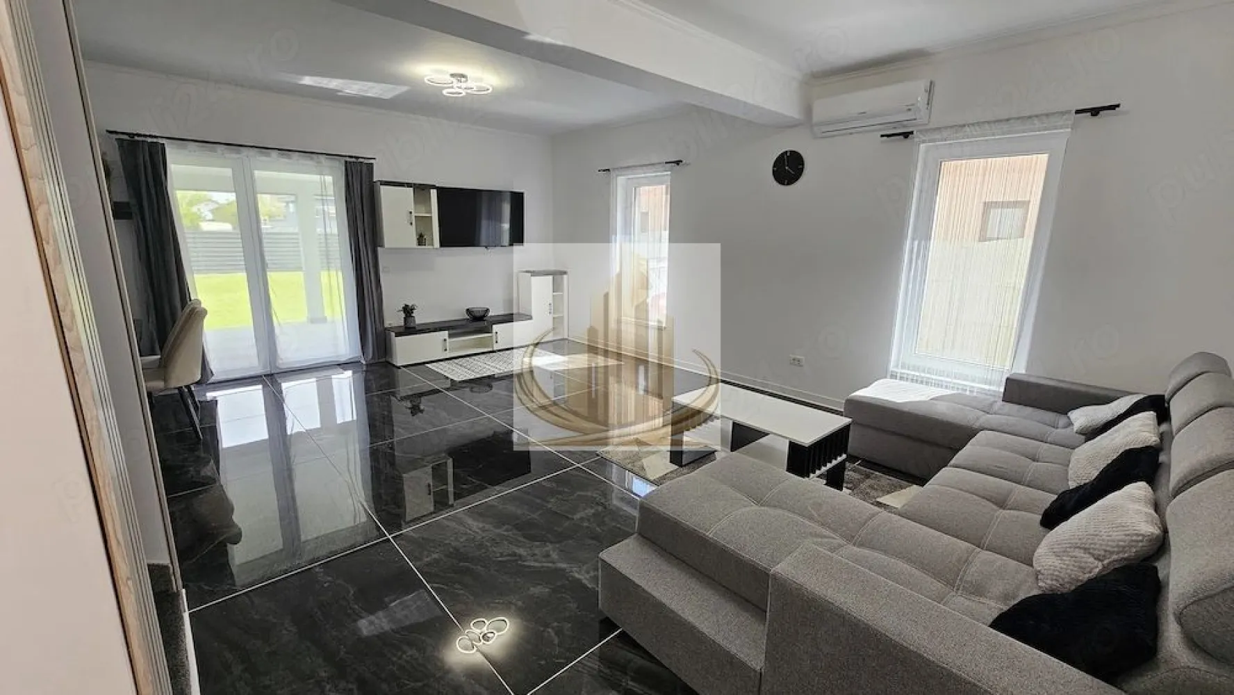 Duplex Modern | 150 mp utili | Curte 300 mp | 3 Parcări | Dumbrăvița - rand Mobilis Imobiliare vă propune spre închiriere o casă tip duplex, modernă și elegantă, situată în Dumbrăvița, într-o zonă liniștită, dar excelent conectată cu orașul.

Gândită pentru confort și funcționalitate, această locuință oferă spațiu generos, intimitate și un ambient plăcut, fiind alegerea ideală pentru un cuplu sau o familie care își dorește mai mult decât un simplu apartament.

📐 Caracteristici principale:
Suprafață utilă: 150 mp
Curte proprie: 300 mp, amenajată cu gazon
3 locuri de parcare în curte
Regim: Parter + Etaj + Pod (depozitare)
🏡 Compartimentare echilibrată:

Parter:

Dormitor / birou – ideal pentru work from home
Living spațios, luminos, cu zonă de dining
Bucătărie complet utilată
Baie
Hol

Etaj:

2 dormitoare generoase, fiecare cu dressing propriu
Baie

Pod:

Spațiu util pentru depozitare
🏢 Dotări care fac diferența:
Mobilier modern, locuință complet utilată
Centrală proprie + 2 aparate de aer condiționat
Jaluzele electrice la dormitoare
Poartă automată
Sistem de irigare automat + robot pentru gazon
Sistem de supraveghere video
Curte privată – perfectă pentru relaxare, familie sau animale
📍 Locație:
Zonă liniștită, ideală pentru locuit
În imediata apropiere: școli, grădinițe, magazine, farmacii
Restaurante și cafenele în zonă
Mijloace de transport în comun
Acces rapid către principalele artere ale orașului
💼 Pentru cine este:

✔️ Familii care își doresc spațiu, liniște și siguranță
✔️ Cupluri care caută confort și un stil de viață echilibrat
✔️ Ideal pentru cei care vor curte proprie fără compromisuri

💰 Preț: 1.099 €/lună
💳 Garanție: 600 €

📞 Pentru detalii și vizionări, echipa Grand Mobilis Imobiliare vă stă la dispoziție!
ID Intern: CP3060877
