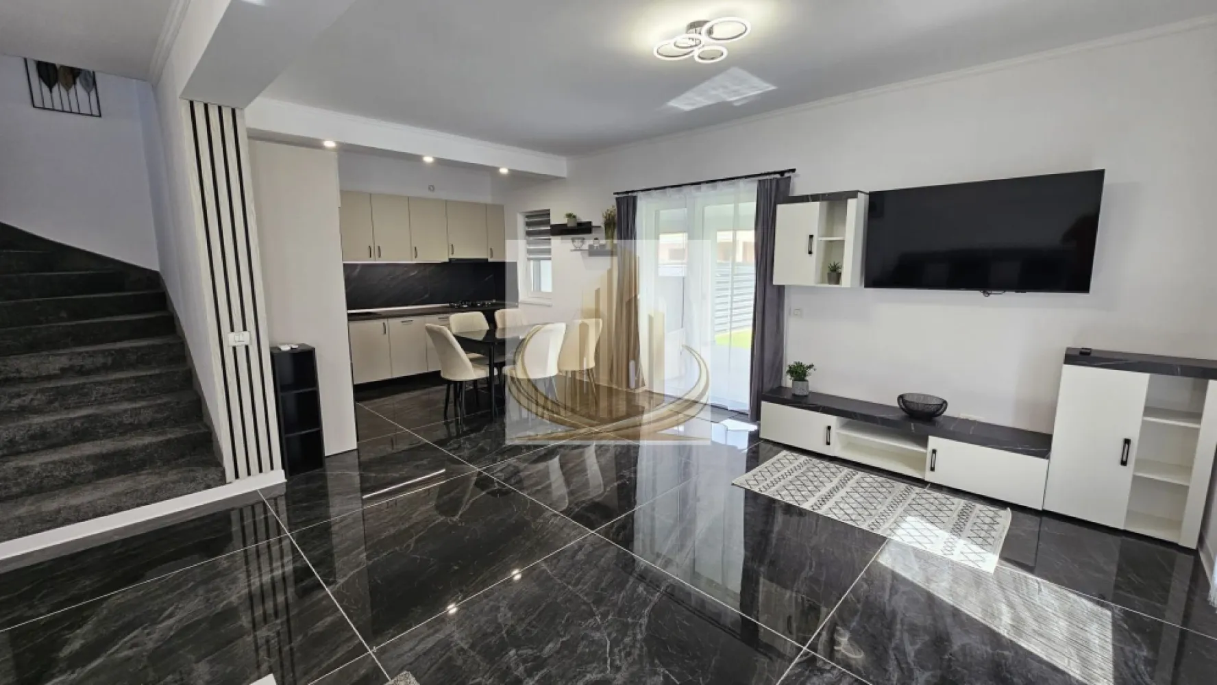Duplex Modern | 150 mp utili | Curte 300 mp | 3 Parcări | Dumbrăvița - rand Mobilis Imobiliare vă propune spre închiriere o casă tip duplex, modernă și elegantă, situată în Dumbrăvița, într-o zonă liniștită, dar excelent conectată cu orașul.

Gândită pentru confort și funcționalitate, această locuință oferă spațiu generos, intimitate și un ambient plăcut, fiind alegerea ideală pentru un cuplu sau o familie care își dorește mai mult decât un simplu apartament.

📐 Caracteristici principale:
Suprafață utilă: 150 mp
Curte proprie: 300 mp, amenajată cu gazon
3 locuri de parcare în curte
Regim: Parter + Etaj + Pod (depozitare)
🏡 Compartimentare echilibrată:

Parter:

Dormitor / birou – ideal pentru work from home
Living spațios, luminos, cu zonă de dining
Bucătărie complet utilată
Baie
Hol

Etaj:

2 dormitoare generoase, fiecare cu dressing propriu
Baie

Pod:

Spațiu util pentru depozitare
🏢 Dotări care fac diferența:
Mobilier modern, locuință complet utilată
Centrală proprie + 2 aparate de aer condiționat
Jaluzele electrice la dormitoare
Poartă automată
Sistem de irigare automat + robot pentru gazon
Sistem de supraveghere video
Curte privată – perfectă pentru relaxare, familie sau animale
📍 Locație:
Zonă liniștită, ideală pentru locuit
În imediata apropiere: școli, grădinițe, magazine, farmacii
Restaurante și cafenele în zonă
Mijloace de transport în comun
Acces rapid către principalele artere ale orașului
💼 Pentru cine este:

✔️ Familii care își doresc spațiu, liniște și siguranță
✔️ Cupluri care caută confort și un stil de viață echilibrat
✔️ Ideal pentru cei care vor curte proprie fără compromisuri

💰 Preț: 1.099 €/lună
💳 Garanție: 600 €

📞 Pentru detalii și vizionări, echipa Grand Mobilis Imobiliare vă stă la dispoziție!
ID Intern: CP3060877
