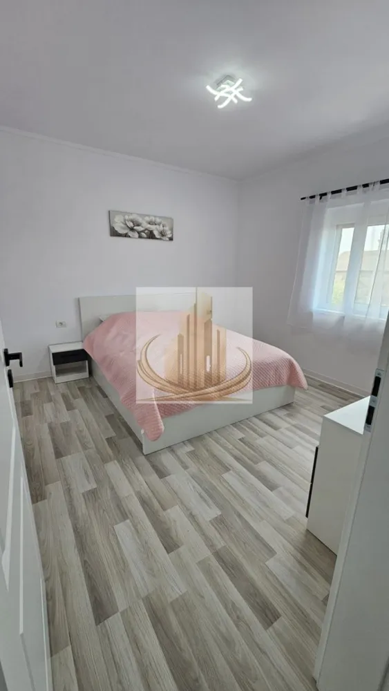 Duplex Modern | 150 mp utili | Curte 300 mp | 3 Parcări | Dumbrăvița - rand Mobilis Imobiliare vă propune spre închiriere o casă tip duplex, modernă și elegantă, situată în Dumbrăvița, într-o zonă liniștită, dar excelent conectată cu orașul.

Gândită pentru confort și funcționalitate, această locuință oferă spațiu generos, intimitate și un ambient plăcut, fiind alegerea ideală pentru un cuplu sau o familie care își dorește mai mult decât un simplu apartament.

📐 Caracteristici principale:
Suprafață utilă: 150 mp
Curte proprie: 300 mp, amenajată cu gazon
3 locuri de parcare în curte
Regim: Parter + Etaj + Pod (depozitare)
🏡 Compartimentare echilibrată:

Parter:

Dormitor / birou – ideal pentru work from home
Living spațios, luminos, cu zonă de dining
Bucătărie complet utilată
Baie
Hol

Etaj:

2 dormitoare generoase, fiecare cu dressing propriu
Baie

Pod:

Spațiu util pentru depozitare
🏢 Dotări care fac diferența:
Mobilier modern, locuință complet utilată
Centrală proprie + 2 aparate de aer condiționat
Jaluzele electrice la dormitoare
Poartă automată
Sistem de irigare automat + robot pentru gazon
Sistem de supraveghere video
Curte privată – perfectă pentru relaxare, familie sau animale
📍 Locație:
Zonă liniștită, ideală pentru locuit
În imediata apropiere: școli, grădinițe, magazine, farmacii
Restaurante și cafenele în zonă
Mijloace de transport în comun
Acces rapid către principalele artere ale orașului
💼 Pentru cine este:

✔️ Familii care își doresc spațiu, liniște și siguranță
✔️ Cupluri care caută confort și un stil de viață echilibrat
✔️ Ideal pentru cei care vor curte proprie fără compromisuri

💰 Preț: 1.099 €/lună
💳 Garanție: 600 €

📞 Pentru detalii și vizionări, echipa Grand Mobilis Imobiliare vă stă la dispoziție!
ID Intern: CP3060877