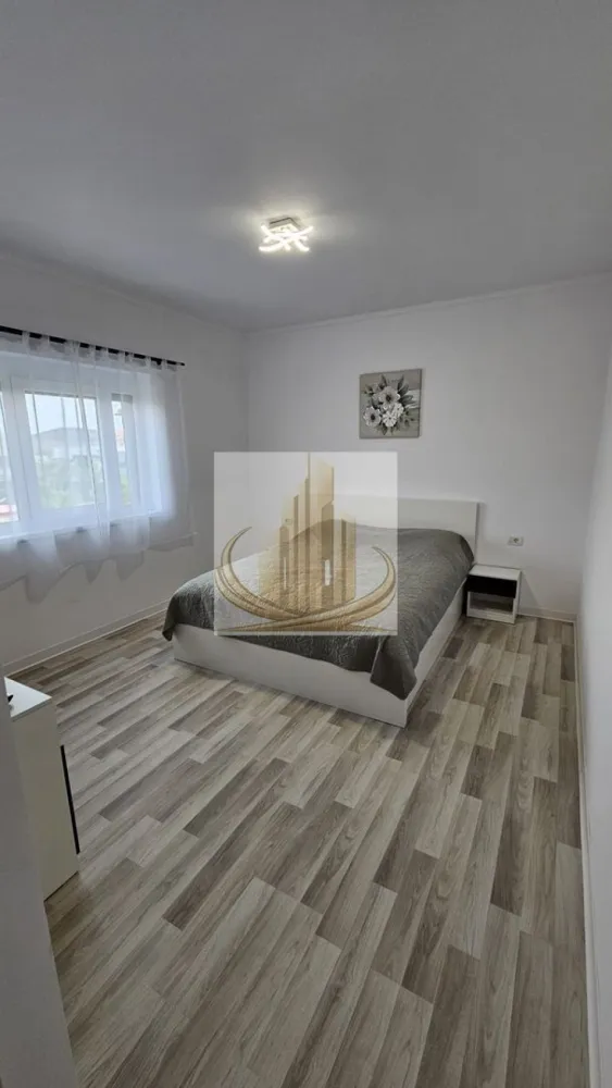 Duplex Modern | 150 mp utili | Curte 300 mp | 3 Parcări | Dumbrăvița - rand Mobilis Imobiliare vă propune spre închiriere o casă tip duplex, modernă și elegantă, situată în Dumbrăvița, într-o zonă liniștită, dar excelent conectată cu orașul.

Gândită pentru confort și funcționalitate, această locuință oferă spațiu generos, intimitate și un ambient plăcut, fiind alegerea ideală pentru un cuplu sau o familie care își dorește mai mult decât un simplu apartament.

📐 Caracteristici principale:
Suprafață utilă: 150 mp
Curte proprie: 300 mp, amenajată cu gazon
3 locuri de parcare în curte
Regim: Parter + Etaj + Pod (depozitare)
🏡 Compartimentare echilibrată:

Parter:

Dormitor / birou – ideal pentru work from home
Living spațios, luminos, cu zonă de dining
Bucătărie complet utilată
Baie
Hol

Etaj:

2 dormitoare generoase, fiecare cu dressing propriu
Baie

Pod:

Spațiu util pentru depozitare
🏢 Dotări care fac diferența:
Mobilier modern, locuință complet utilată
Centrală proprie + 2 aparate de aer condiționat
Jaluzele electrice la dormitoare
Poartă automată
Sistem de irigare automat + robot pentru gazon
Sistem de supraveghere video
Curte privată – perfectă pentru relaxare, familie sau animale
📍 Locație:
Zonă liniștită, ideală pentru locuit
În imediata apropiere: școli, grădinițe, magazine, farmacii
Restaurante și cafenele în zonă
Mijloace de transport în comun
Acces rapid către principalele artere ale orașului
💼 Pentru cine este:

✔️ Familii care își doresc spațiu, liniște și siguranță
✔️ Cupluri care caută confort și un stil de viață echilibrat
✔️ Ideal pentru cei care vor curte proprie fără compromisuri

💰 Preț: 1.099 €/lună
💳 Garanție: 600 €

📞 Pentru detalii și vizionări, echipa Grand Mobilis Imobiliare vă stă la dispoziție!
ID Intern: CP3060877