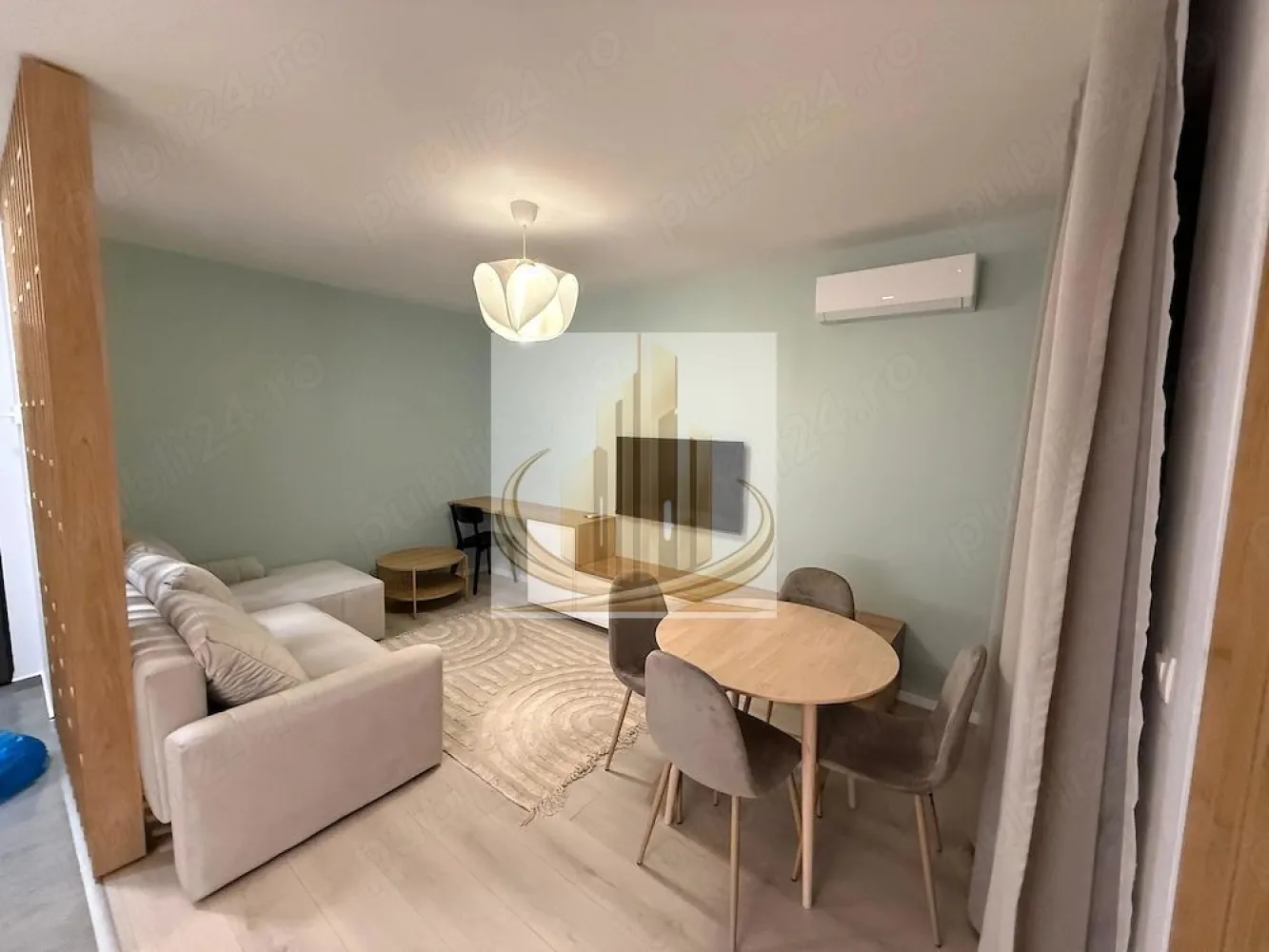 Inchiriere Apartament cu 2 cam. Adora Forest - Grand Mobilis Imobiliare 
Va propune spre inchiriere un apartament cu 2 camere, situat la parter, in zona Lipovei Dumbravita (vis a vis de Padurea Verde), complex Adora Forest, cu suprafata de 47 mp utili + terasa de 10 mp, beneficiind de urmatoarea compartimentare interioara:
- hol de acces
- living cu acces la terasa
- bucatarie deschisa
- dormitor cu acces la terasa
- baie
- terasa tip loggie
Dotari apartament: centrala proprie, geamuri termopan, aer conditionat, televizor, mașina de spălat rufe, masina de uscat haine, bucătărie utilată: frigider, cuptor, masina de spalat vase, cuptor cu microunde, plita inductie.

Vecinatati: Padurea Verde, statie autobuz 46, 500 m de complexul Bega unde se gasesc: magazine alimentare: Lidl, Mega Image, Gym One 6, Pepco, DM, 1km de magazinul alimentar Kaufland, 3km de Iulius Mall

Chiria solicitata este de 460 euro luna, garanția solicitată fiind în cuantumul a 1 chirie lunara. Aditional apartamentului, se pune la dispozitie un loc de parcare cu dispozitiv de blocare actionat prin telecomanda.

Nu se accepta animale de companie sau familii cu copii mici. 
Va asteptam la o vizionare!