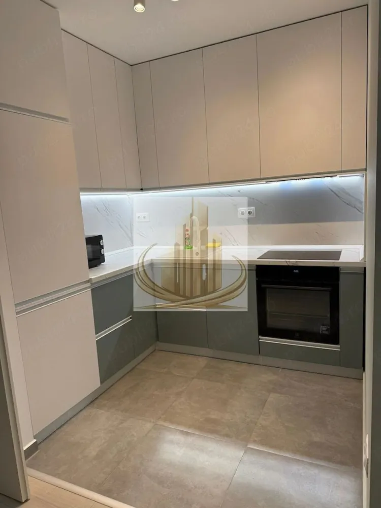 Inchiriere Apartament cu 2 cam. Adora Forest - Grand Mobilis Imobiliare 
Va propune spre inchiriere un apartament cu 2 camere, situat la parter, in zona Lipovei Dumbravita (vis a vis de Padurea Verde), complex Adora Forest, cu suprafata de 47 mp utili + terasa de 10 mp, beneficiind de urmatoarea compartimentare interioara:
- hol de acces
- living cu acces la terasa
- bucatarie deschisa
- dormitor cu acces la terasa
- baie
- terasa tip loggie
Dotari apartament: centrala proprie, geamuri termopan, aer conditionat, televizor, mașina de spălat rufe, masina de uscat haine, bucătărie utilată: frigider, cuptor, masina de spalat vase, cuptor cu microunde, plita inductie.

Vecinatati: Padurea Verde, statie autobuz 46, 500 m de complexul Bega unde se gasesc: magazine alimentare: Lidl, Mega Image, Gym One 6, Pepco, DM, 1km de magazinul alimentar Kaufland, 3km de Iulius Mall

Chiria solicitata este de 460 euro luna, garanția solicitată fiind în cuantumul a 1 chirie lunara. Aditional apartamentului, se pune la dispozitie un loc de parcare cu dispozitiv de blocare actionat prin telecomanda.

Nu se accepta animale de companie sau familii cu copii mici. 
Va asteptam la o vizionare!