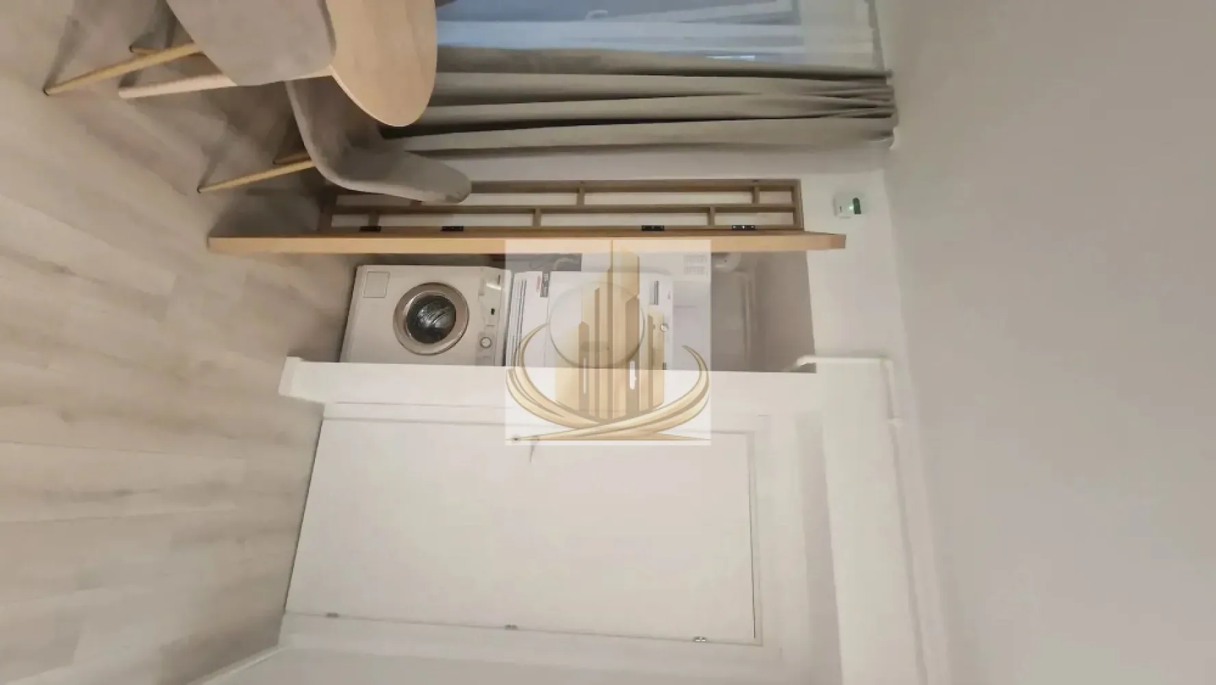 Inchiriere Apartament cu 2 cam. Adora Forest - Grand Mobilis Imobiliare 
Va propune spre inchiriere un apartament cu 2 camere, situat la parter, in zona Lipovei Dumbravita (vis a vis de Padurea Verde), complex Adora Forest, cu suprafata de 47 mp utili + terasa de 10 mp, beneficiind de urmatoarea compartimentare interioara:
- hol de acces
- living cu acces la terasa
- bucatarie deschisa
- dormitor cu acces la terasa
- baie
- terasa tip loggie
Dotari apartament: centrala proprie, geamuri termopan, aer conditionat, televizor, mașina de spălat rufe, masina de uscat haine, bucătărie utilată: frigider, cuptor, masina de spalat vase, cuptor cu microunde, plita inductie.

Vecinatati: Padurea Verde, statie autobuz 46, 500 m de complexul Bega unde se gasesc: magazine alimentare: Lidl, Mega Image, Gym One 6, Pepco, DM, 1km de magazinul alimentar Kaufland, 3km de Iulius Mall

Chiria solicitata este de 460 euro luna, garanția solicitată fiind în cuantumul a 1 chirie lunara. Aditional apartamentului, se pune la dispozitie un loc de parcare cu dispozitiv de blocare actionat prin telecomanda.

Nu se accepta animale de companie sau familii cu copii mici. 
Va asteptam la o vizionare!