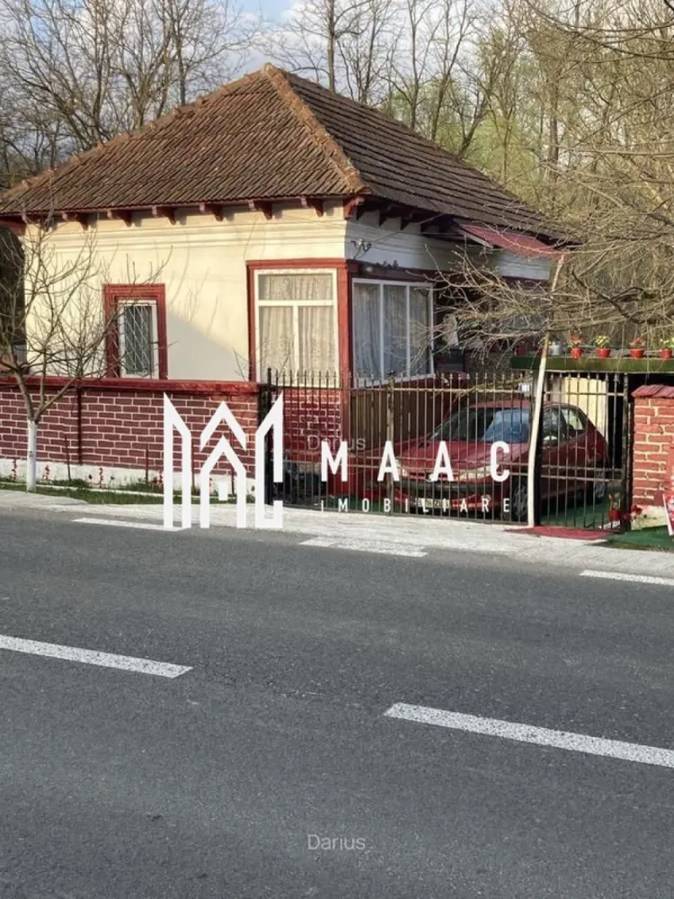 Casa | 58 mpu | Horezu - MAAC Imobiliare vă propune spre vânzare o casă primitoare, situată la doar 2,5 km de orașul Horezu, într-o zonă liniștită, ideală pentru locuit permanent sau pentru utilizare ca locuință de vacanță, beneficiind de acces facil și un cadru natural plăcut. Proprietatea se evidențiază prin funcționalitate, dotări moderne și posibilitatea de mutare imediată, fără investiții suplimentare.

Imobilul are o suprafață de 58 mp și este construit din cărămidă în anul 1958, fiind complet utilat și pregătit pentru noii proprietari. Compartimentarea este practică și eficientă, oferind confortul necesar unui stil de viață relaxat.

Casa este compusă din:
-3 camere
-baie dotată cu cadă, WC și boiler

Dotările și îmbunătățirile aduc un plus de confort și eficiență:
-parchet nou
-încălzire centrală nouă pe peleți
-aer condiționat nou

Proprietatea este racordată la apă curentă, iar canalizarea se află la poartă, facilitând conectarea rapidă.

Terenul aferent are o suprafață de 400 mp, cu o deschidere de 16 metri, oferind spațiu suficient pentru relaxare, grădinărit sau alte amenajări exterioare.

În plus, proprietatea dispune de:
-garaj

Poziționarea la mică distanță de orașul Horezu oferă acces rapid către facilități, păstrând în același timp liniștea specifică zonelor rezidențiale din apropierea naturii.

Pentru mai multe detalii și programarea unei vizionări, vă rugăm să contactați MAAC Imobiliare și să menționați la telefon numărul CP3061244.