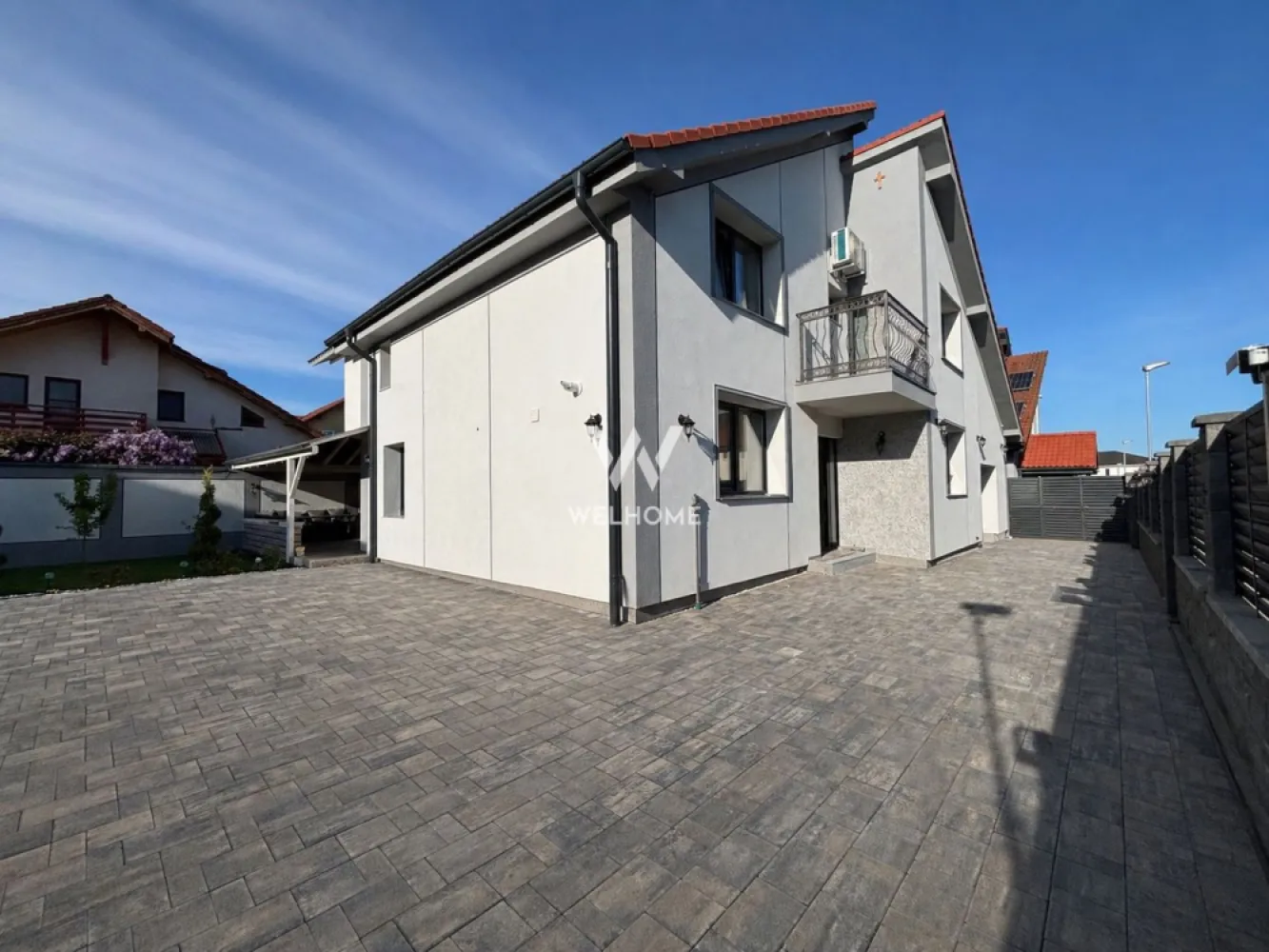 Casa INDIVIDUALA 6 camere, curte superba - zona Brana, Selimbar - Casa individuala mobilata-utilata cu TEREN generos 464 mp in Selimbar

 Suprafata utila: circa 200 mp
 TEREN: 464 mp

Compartimentata astfel: 
PARTER: living generos, bucatarie separata cu camara, 2 dormitoare, baie.
ETAJ: hol primitor, 3 dormitoare dintre care unul cu dressing si altul cu dressing si baie proprie, balcon, baie. 
 Tot de la ETAJ avem si acces in POD.
 Imobilul a fost construit in anul 2008, dar a fost renovata complet, recompartimentata si finalizata in anul 2025.
 Curte generoasa pozitionata spre SUD cu carport, magazie, terasa acoperita, zona de barbeque in spatele casei.
 Se vinde mobilata-utilata cu tot ce este nevoie, GATA DE MUTARE! Imobilul se poate vinde si LA CHEIE, fara mobilier.
 Acces auto unde poti parca cu usurinta 4 masini, poarta automazatizata.
 Situată într-o zonă liniștită, exclusiv de case, cu acces rapid către mijloace de transport, centre comerciale, școli și alte puncte de interes.

Pret: 529.280 Euro Negociabil
Telefon: 0747.639.802