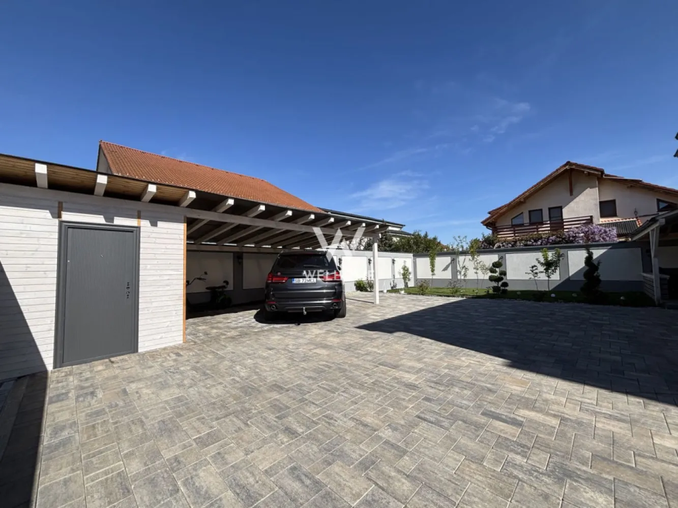 Casa INDIVIDUALA 6 camere, curte superba - zona Brana, Selimbar - Casa individuala mobilata-utilata cu TEREN generos 464 mp in Selimbar

 Suprafata utila: circa 200 mp
 TEREN: 464 mp

Compartimentata astfel: 
PARTER: living generos, bucatarie separata cu camara, 2 dormitoare, baie.
ETAJ: hol primitor, 3 dormitoare dintre care unul cu dressing si altul cu dressing si baie proprie, balcon, baie. 
 Tot de la ETAJ avem si acces in POD.
 Imobilul a fost construit in anul 2008, dar a fost renovata complet, recompartimentata si finalizata in anul 2025.
 Curte generoasa pozitionata spre SUD cu carport, magazie, terasa acoperita, zona de barbeque in spatele casei.
 Se vinde mobilata-utilata cu tot ce este nevoie, GATA DE MUTARE! Imobilul se poate vinde si LA CHEIE, fara mobilier.
 Acces auto unde poti parca cu usurinta 4 masini, poarta automazatizata.
 Situată într-o zonă liniștită, exclusiv de case, cu acces rapid către mijloace de transport, centre comerciale, școli și alte puncte de interes.

Pret: 529.280 Euro Negociabil
Telefon: 0747.639.802