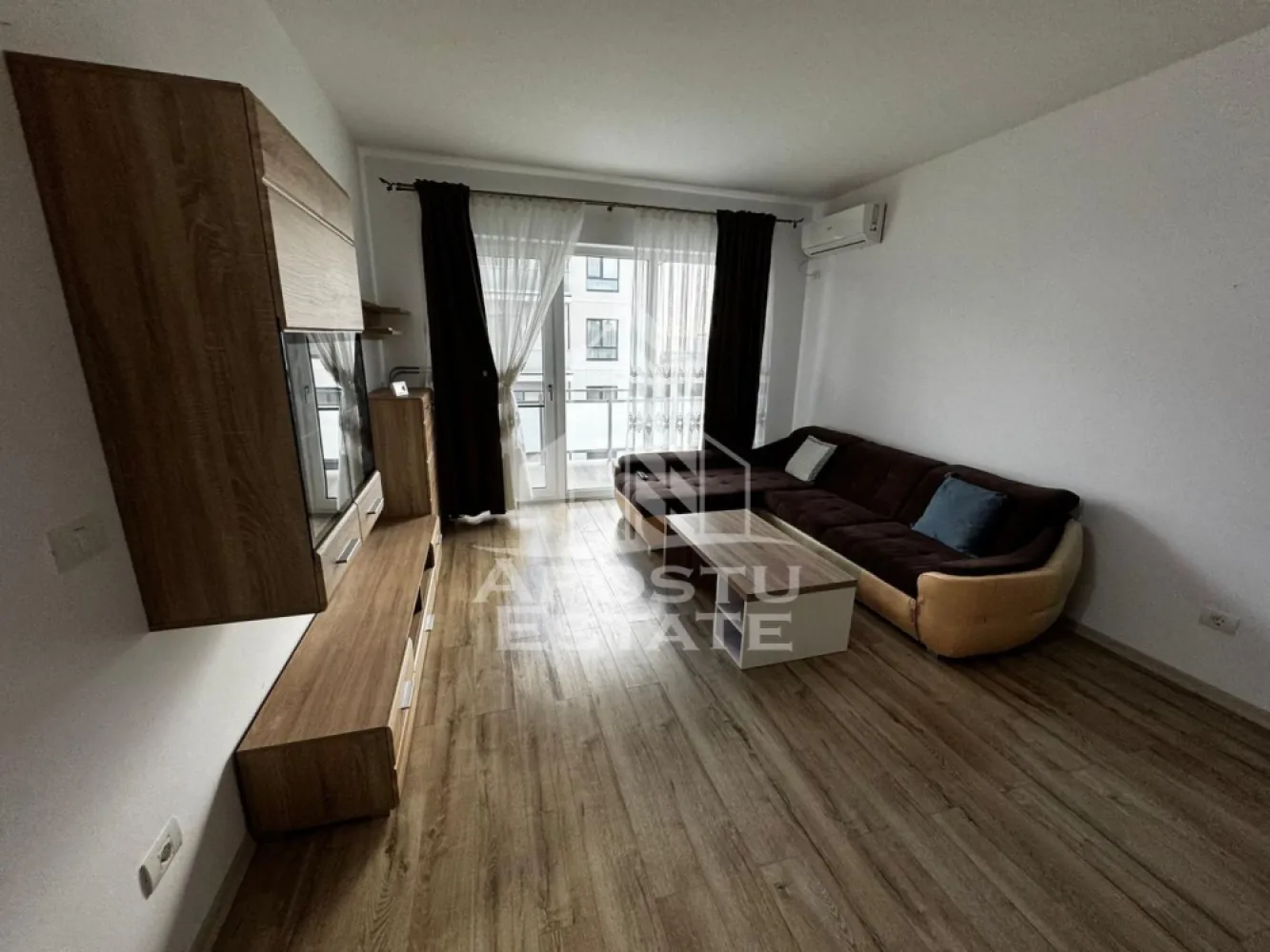 Apartament cu 2 camere de închiriat, Pet Friendly , Dumbrăvița - Agentia imobiliara APOSTU ESTATE va propune spre inchiriere un apartament cu 2 camere, spatios si luminos, o zona linistita si bine pozitionata din Dumbrăvița , potrivit pentru cupluri,familii, sau studenti care isi doresc o locuinta unde sa se simta confortabil si cu acces facil catre scoli, statii de autobuz, supermarketuri , magazine de zona, parcuri.

Suprafata utila: 55 mp
Compartimentare eficienta:
-Hol de acces generos
-Bucatarie complet mobilata si utilata, cu loc de luat masa
-Living luminos si spatios
-Dormitor mobilat si utilat
-Baie prevazuta cu cada

Confort si facilitati:
-Incalzirea apartamentului: centrala proprie cu încălzire in pardoseala 
-Apartamentul este complet mobilat si utilat
-Se accepta animale de companie de catre proprietar
-Loc de parcare inclus in preț 
Localizare:
-Timis,Dumbrăvița – acces facil spre magazine, supermarketul Lidl, scoli, parcuri si mijloace de transport in comun.

Ideal pentru:
-Familii
-Cupluri
-Studenti

Pret chirie lunara: 420 euro 
Programeaza o vizionare pentru a-ti putea imagina viitorul aici!
ID intern: CP3232438
