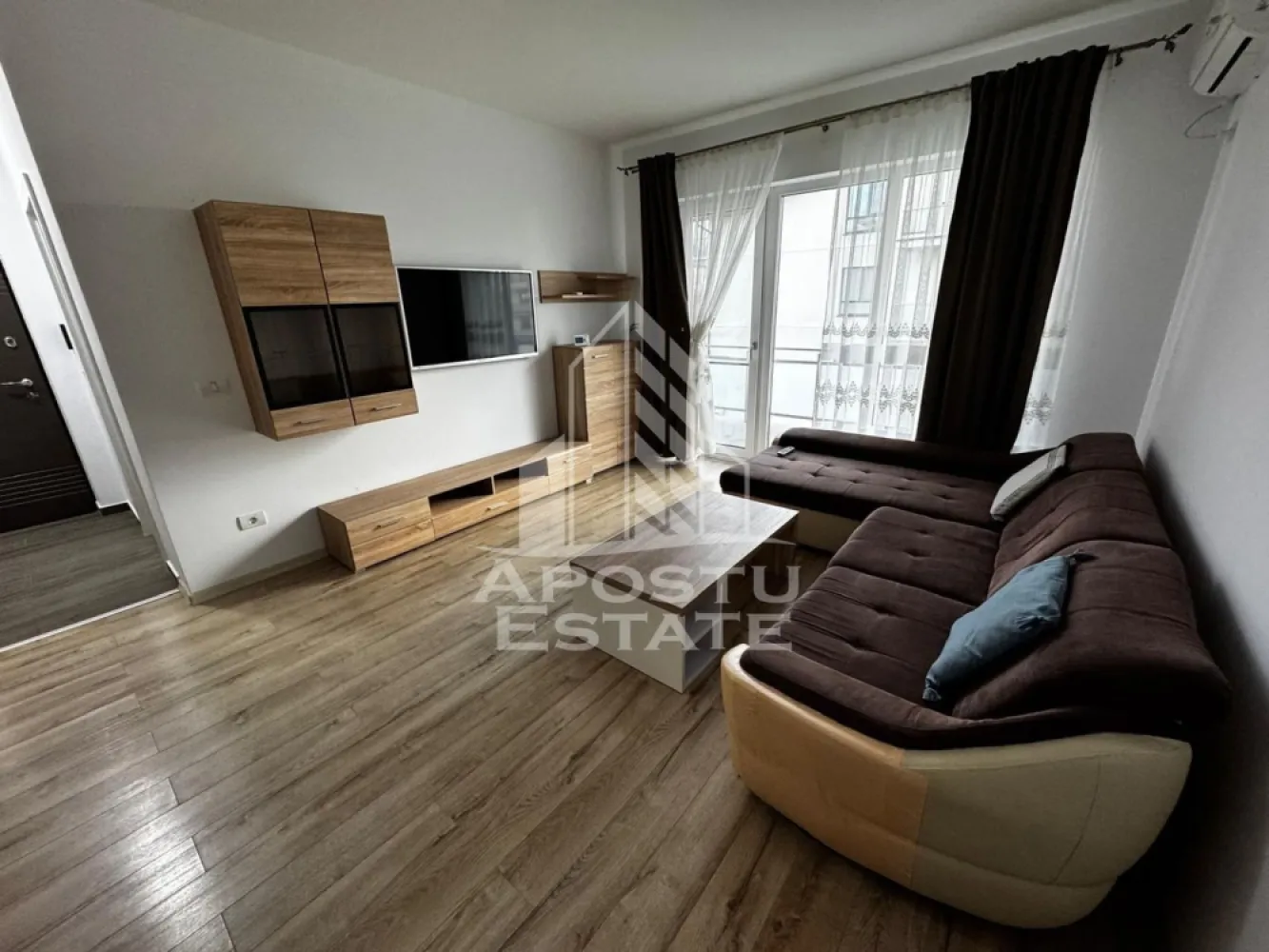 Apartament cu 2 camere de închiriat, Pet Friendly , Dumbrăvița - Agentia imobiliara APOSTU ESTATE va propune spre inchiriere un apartament cu 2 camere, spatios si luminos, o zona linistita si bine pozitionata din Dumbrăvița , potrivit pentru cupluri,familii, sau studenti care isi doresc o locuinta unde sa se simta confortabil si cu acces facil catre scoli, statii de autobuz, supermarketuri , magazine de zona, parcuri.

Suprafata utila: 55 mp
Compartimentare eficienta:
-Hol de acces generos
-Bucatarie complet mobilata si utilata, cu loc de luat masa
-Living luminos si spatios
-Dormitor mobilat si utilat
-Baie prevazuta cu cada

Confort si facilitati:
-Incalzirea apartamentului: centrala proprie cu încălzire in pardoseala 
-Apartamentul este complet mobilat si utilat
-Se accepta animale de companie de catre proprietar
-Loc de parcare inclus in preț 
Localizare:
-Timis,Dumbrăvița – acces facil spre magazine, supermarketul Lidl, scoli, parcuri si mijloace de transport in comun.

Ideal pentru:
-Familii
-Cupluri
-Studenti

Pret chirie lunara: 420 euro 
Programeaza o vizionare pentru a-ti putea imagina viitorul aici!
ID intern: CP3232438
