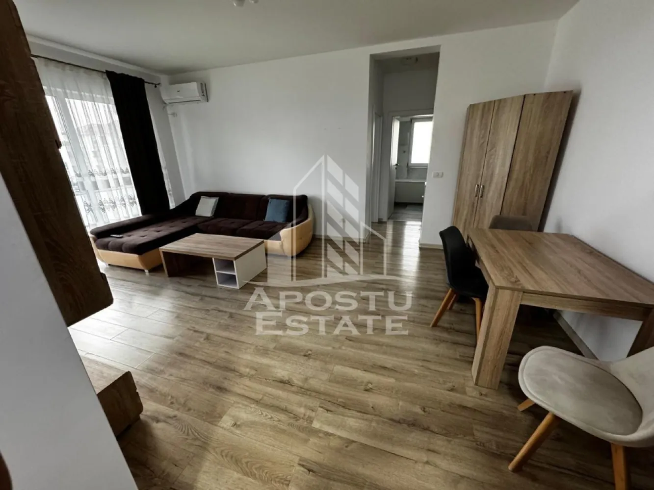 Apartament cu 2 camere de închiriat, Pet Friendly , Dumbrăvița - Agentia imobiliara APOSTU ESTATE va propune spre inchiriere un apartament cu 2 camere, spatios si luminos, o zona linistita si bine pozitionata din Dumbrăvița , potrivit pentru cupluri,familii, sau studenti care isi doresc o locuinta unde sa se simta confortabil si cu acces facil catre scoli, statii de autobuz, supermarketuri , magazine de zona, parcuri.

Suprafata utila: 55 mp
Compartimentare eficienta:
-Hol de acces generos
-Bucatarie complet mobilata si utilata, cu loc de luat masa
-Living luminos si spatios
-Dormitor mobilat si utilat
-Baie prevazuta cu cada

Confort si facilitati:
-Incalzirea apartamentului: centrala proprie cu încălzire in pardoseala 
-Apartamentul este complet mobilat si utilat
-Se accepta animale de companie de catre proprietar
-Loc de parcare inclus in preț 
Localizare:
-Timis,Dumbrăvița – acces facil spre magazine, supermarketul Lidl, scoli, parcuri si mijloace de transport in comun.

Ideal pentru:
-Familii
-Cupluri
-Studenti

Pret chirie lunara: 420 euro 
Programeaza o vizionare pentru a-ti putea imagina viitorul aici!
ID intern: CP3232438