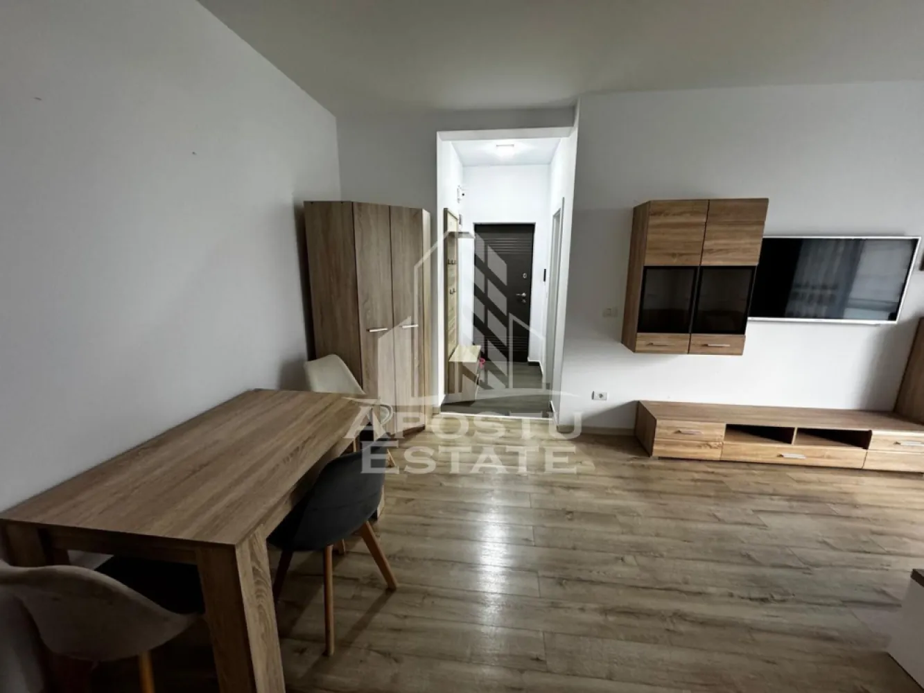 Apartament cu 2 camere de închiriat, Pet Friendly , Dumbrăvița - Agentia imobiliara APOSTU ESTATE va propune spre inchiriere un apartament cu 2 camere, spatios si luminos, o zona linistita si bine pozitionata din Dumbrăvița , potrivit pentru cupluri,familii, sau studenti care isi doresc o locuinta unde sa se simta confortabil si cu acces facil catre scoli, statii de autobuz, supermarketuri , magazine de zona, parcuri.

Suprafata utila: 55 mp
Compartimentare eficienta:
-Hol de acces generos
-Bucatarie complet mobilata si utilata, cu loc de luat masa
-Living luminos si spatios
-Dormitor mobilat si utilat
-Baie prevazuta cu cada

Confort si facilitati:
-Incalzirea apartamentului: centrala proprie cu încălzire in pardoseala 
-Apartamentul este complet mobilat si utilat
-Se accepta animale de companie de catre proprietar
-Loc de parcare inclus in preț 
Localizare:
-Timis,Dumbrăvița – acces facil spre magazine, supermarketul Lidl, scoli, parcuri si mijloace de transport in comun.

Ideal pentru:
-Familii
-Cupluri
-Studenti

Pret chirie lunara: 420 euro 
Programeaza o vizionare pentru a-ti putea imagina viitorul aici!
ID intern: CP3232438