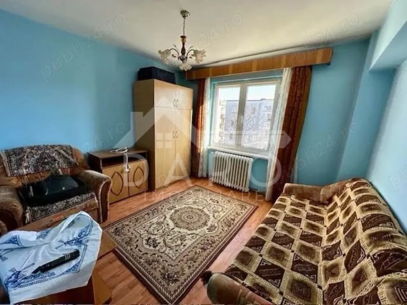 Vand apartament 3 camere, etaj 3, in cartierul Unirii. - Ofer spre vânzare un apartament spațios, situat în cartierul Unirii, într-o zonă foarte bună, vizavi de parc și biserică, chiar deasupra magazinului Darina.
Apartamentul este compartimentat astfel: 3 camere, bucătărie, 2 băi, cămară, debara, hol și balcon foarte mare, cu acces atât din cameră, cât și din bucătărie.
✅ Balcon generos
✅ 2 băi
✅ Spații de depozitare: cămară și debara
✅ Uscătorie pe fiecare etaj
✅ Zonă excelentă, aproape de magazine, parc, biserică și transport
✅ Bloc cu structură solidă, construit antiseismic
Blocul are o construcție aparte, fiind realizat inițial pentru inginerii care au construit uzina Foto, având o structură unică în cartierul Unirii.