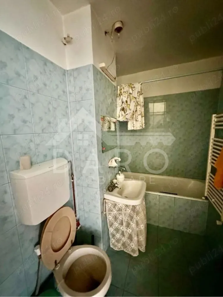 Vand apartament 3 camere, etaj 3, in cartierul Unirii. - Ofer spre vânzare un apartament spațios, situat în cartierul Unirii, într-o zonă foarte bună, vizavi de parc și biserică, chiar deasupra magazinului Darina.
Apartamentul este compartimentat astfel: 3 camere, bucătărie, 2 băi, cămară, debara, hol și balcon foarte mare, cu acces atât din cameră, cât și din bucătărie.
✅ Balcon generos
✅ 2 băi
✅ Spații de depozitare: cămară și debara
✅ Uscătorie pe fiecare etaj
✅ Zonă excelentă, aproape de magazine, parc, biserică și transport
✅ Bloc cu structură solidă, construit antiseismic
Blocul are o construcție aparte, fiind realizat inițial pentru inginerii care au construit uzina Foto, având o structură unică în cartierul Unirii.