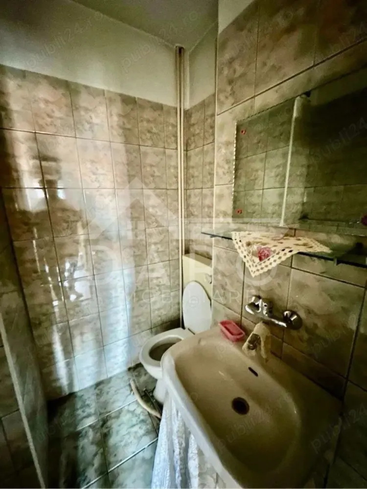 Vand apartament 3 camere, etaj 3, in cartierul Unirii. - Ofer spre vânzare un apartament spațios, situat în cartierul Unirii, într-o zonă foarte bună, vizavi de parc și biserică, chiar deasupra magazinului Darina.
Apartamentul este compartimentat astfel: 3 camere, bucătărie, 2 băi, cămară, debara, hol și balcon foarte mare, cu acces atât din cameră, cât și din bucătărie.
✅ Balcon generos
✅ 2 băi
✅ Spații de depozitare: cămară și debara
✅ Uscătorie pe fiecare etaj
✅ Zonă excelentă, aproape de magazine, parc, biserică și transport
✅ Bloc cu structură solidă, construit antiseismic
Blocul are o construcție aparte, fiind realizat inițial pentru inginerii care au construit uzina Foto, având o structură unică în cartierul Unirii.