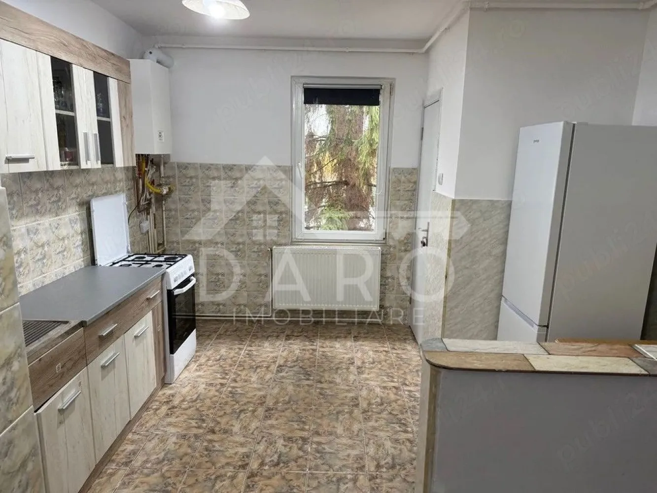 🔥 APARTAMENT 2 CAMERE – BULEVARDUL PANDURILOR – 110.000€ 🔥 - 🔥 APARTAMENT 2 CAMERE – BULEVARDUL PANDURILOR – 110.000€ 🔥
📍 Târgu Mureș · Jud. Mureș · Zona Pandurilor (zona E-ON)
🏡 Apartament | Vânzare | 2 camere | 52 mp | Decomandat | Etaj 2/4 | Confort 1
✨ Descriere:
Dacă îți dorești un apartament renovat, bine poziționat și gata de mutare, această proprietate de pe Bulevardul Pandurilor este alegerea ideală 👇
Situat la etajul 2 din 4, apartamentul oferă confort, lumină naturală și o compartimentare practică, fiind perfect atât pentru locuit, cât și pentru investiție.
✨ Compartimentare:
✔️ Living spațios și luminos 🛋️
✔️ Dormitor confortabil 🛏️
✔️ Bucătărie separată 🍳
✔️ Baie
✔️ Hol
✔️ Cămară (spațiu util de depozitare)
✔️ Balcon 🌿
💎 Avantaje:
✔️ Recent renovat – nu necesită investiții
✔️ Centrală termică nouă 🔥
✔️ Geamuri termopan
✔️ Parchet laminat
✔️ Electrocasnice noi
✔️ Etaj 2 – foarte căutat
✔️ Zonă excelentă
📍 Locație premium:
Bulevardul Pandurilor – zona E-ON, cu acces rapid către magazine, transport, școli și toate punctele de interes
💰 Preț: 110.000 € (ușor negociabil)
📞 0749 535 729 – sună pentru vizionare
🤝 Proprietate promovată prin DARO Imobiliare
💡 Vrei să cumperi prin credit?
Prin Kiwi Finance beneficiezi de:
✔️ analiză GRATUITĂ
✔️ oferte de la peste 12 bănci
✔️ negociere dobândă
✔️ suport complet până la final