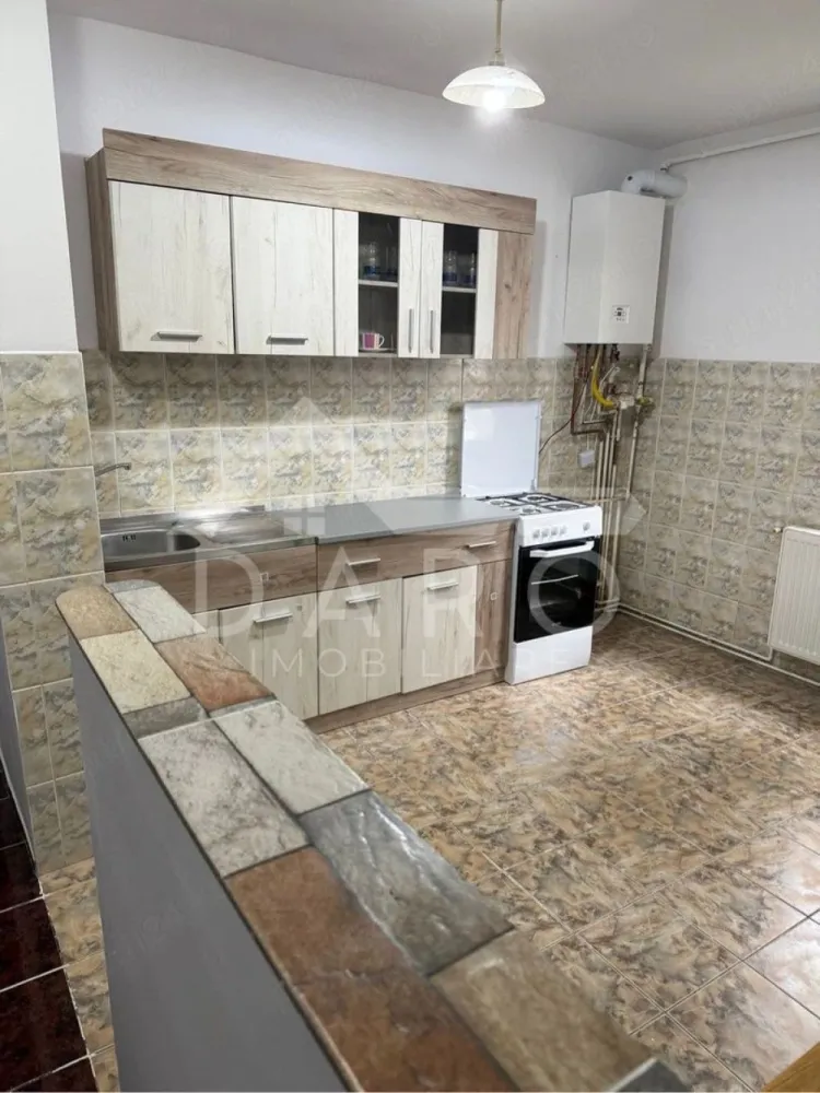 🔥 APARTAMENT 2 CAMERE – BULEVARDUL PANDURILOR – 110.000€ 🔥 - 🔥 APARTAMENT 2 CAMERE – BULEVARDUL PANDURILOR – 110.000€ 🔥
📍 Târgu Mureș · Jud. Mureș · Zona Pandurilor (zona E-ON)
🏡 Apartament | Vânzare | 2 camere | 52 mp | Decomandat | Etaj 2/4 | Confort 1
✨ Descriere:
Dacă îți dorești un apartament renovat, bine poziționat și gata de mutare, această proprietate de pe Bulevardul Pandurilor este alegerea ideală 👇
Situat la etajul 2 din 4, apartamentul oferă confort, lumină naturală și o compartimentare practică, fiind perfect atât pentru locuit, cât și pentru investiție.
✨ Compartimentare:
✔️ Living spațios și luminos 🛋️
✔️ Dormitor confortabil 🛏️
✔️ Bucătărie separată 🍳
✔️ Baie
✔️ Hol
✔️ Cămară (spațiu util de depozitare)
✔️ Balcon 🌿
💎 Avantaje:
✔️ Recent renovat – nu necesită investiții
✔️ Centrală termică nouă 🔥
✔️ Geamuri termopan
✔️ Parchet laminat
✔️ Electrocasnice noi
✔️ Etaj 2 – foarte căutat
✔️ Zonă excelentă
📍 Locație premium:
Bulevardul Pandurilor – zona E-ON, cu acces rapid către magazine, transport, școli și toate punctele de interes
💰 Preț: 110.000 € (ușor negociabil)
📞 0749 535 729 – sună pentru vizionare
🤝 Proprietate promovată prin DARO Imobiliare
💡 Vrei să cumperi prin credit?
Prin Kiwi Finance beneficiezi de:
✔️ analiză GRATUITĂ
✔️ oferte de la peste 12 bănci
✔️ negociere dobândă
✔️ suport complet până la final
