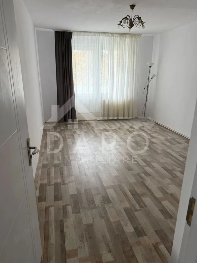 🔥 APARTAMENT 2 CAMERE – BULEVARDUL PANDURILOR – 110.000€ 🔥 - 🔥 APARTAMENT 2 CAMERE – BULEVARDUL PANDURILOR – 110.000€ 🔥
📍 Târgu Mureș · Jud. Mureș · Zona Pandurilor (zona E-ON)
🏡 Apartament | Vânzare | 2 camere | 52 mp | Decomandat | Etaj 2/4 | Confort 1
✨ Descriere:
Dacă îți dorești un apartament renovat, bine poziționat și gata de mutare, această proprietate de pe Bulevardul Pandurilor este alegerea ideală 👇
Situat la etajul 2 din 4, apartamentul oferă confort, lumină naturală și o compartimentare practică, fiind perfect atât pentru locuit, cât și pentru investiție.
✨ Compartimentare:
✔️ Living spațios și luminos 🛋️
✔️ Dormitor confortabil 🛏️
✔️ Bucătărie separată 🍳
✔️ Baie
✔️ Hol
✔️ Cămară (spațiu util de depozitare)
✔️ Balcon 🌿
💎 Avantaje:
✔️ Recent renovat – nu necesită investiții
✔️ Centrală termică nouă 🔥
✔️ Geamuri termopan
✔️ Parchet laminat
✔️ Electrocasnice noi
✔️ Etaj 2 – foarte căutat
✔️ Zonă excelentă
📍 Locație premium:
Bulevardul Pandurilor – zona E-ON, cu acces rapid către magazine, transport, școli și toate punctele de interes
💰 Preț: 110.000 € (ușor negociabil)
📞 0749 535 729 – sună pentru vizionare
🤝 Proprietate promovată prin DARO Imobiliare
💡 Vrei să cumperi prin credit?
Prin Kiwi Finance beneficiezi de:
✔️ analiză GRATUITĂ
✔️ oferte de la peste 12 bănci
✔️ negociere dobândă
✔️ suport complet până la final