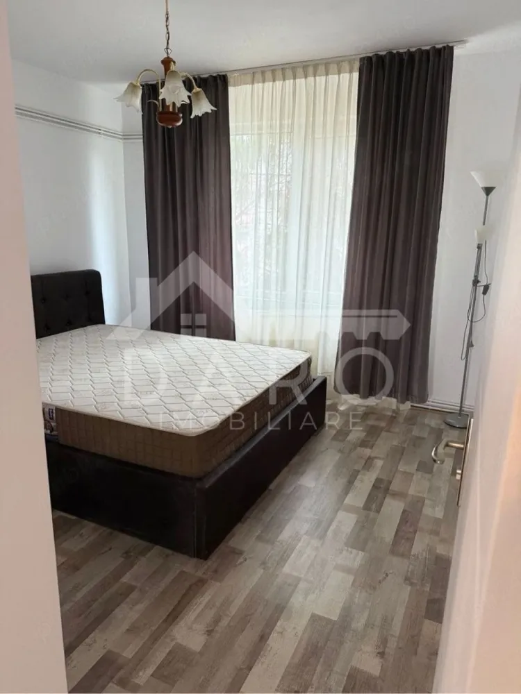 🔥 APARTAMENT 2 CAMERE – BULEVARDUL PANDURILOR – 110.000€ 🔥 - 🔥 APARTAMENT 2 CAMERE – BULEVARDUL PANDURILOR – 110.000€ 🔥
📍 Târgu Mureș · Jud. Mureș · Zona Pandurilor (zona E-ON)
🏡 Apartament | Vânzare | 2 camere | 52 mp | Decomandat | Etaj 2/4 | Confort 1
✨ Descriere:
Dacă îți dorești un apartament renovat, bine poziționat și gata de mutare, această proprietate de pe Bulevardul Pandurilor este alegerea ideală 👇
Situat la etajul 2 din 4, apartamentul oferă confort, lumină naturală și o compartimentare practică, fiind perfect atât pentru locuit, cât și pentru investiție.
✨ Compartimentare:
✔️ Living spațios și luminos 🛋️
✔️ Dormitor confortabil 🛏️
✔️ Bucătărie separată 🍳
✔️ Baie
✔️ Hol
✔️ Cămară (spațiu util de depozitare)
✔️ Balcon 🌿
💎 Avantaje:
✔️ Recent renovat – nu necesită investiții
✔️ Centrală termică nouă 🔥
✔️ Geamuri termopan
✔️ Parchet laminat
✔️ Electrocasnice noi
✔️ Etaj 2 – foarte căutat
✔️ Zonă excelentă
📍 Locație premium:
Bulevardul Pandurilor – zona E-ON, cu acces rapid către magazine, transport, școli și toate punctele de interes
💰 Preț: 110.000 € (ușor negociabil)
📞 0749 535 729 – sună pentru vizionare
🤝 Proprietate promovată prin DARO Imobiliare
💡 Vrei să cumperi prin credit?
Prin Kiwi Finance beneficiezi de:
✔️ analiză GRATUITĂ
✔️ oferte de la peste 12 bănci
✔️ negociere dobândă
✔️ suport complet până la final