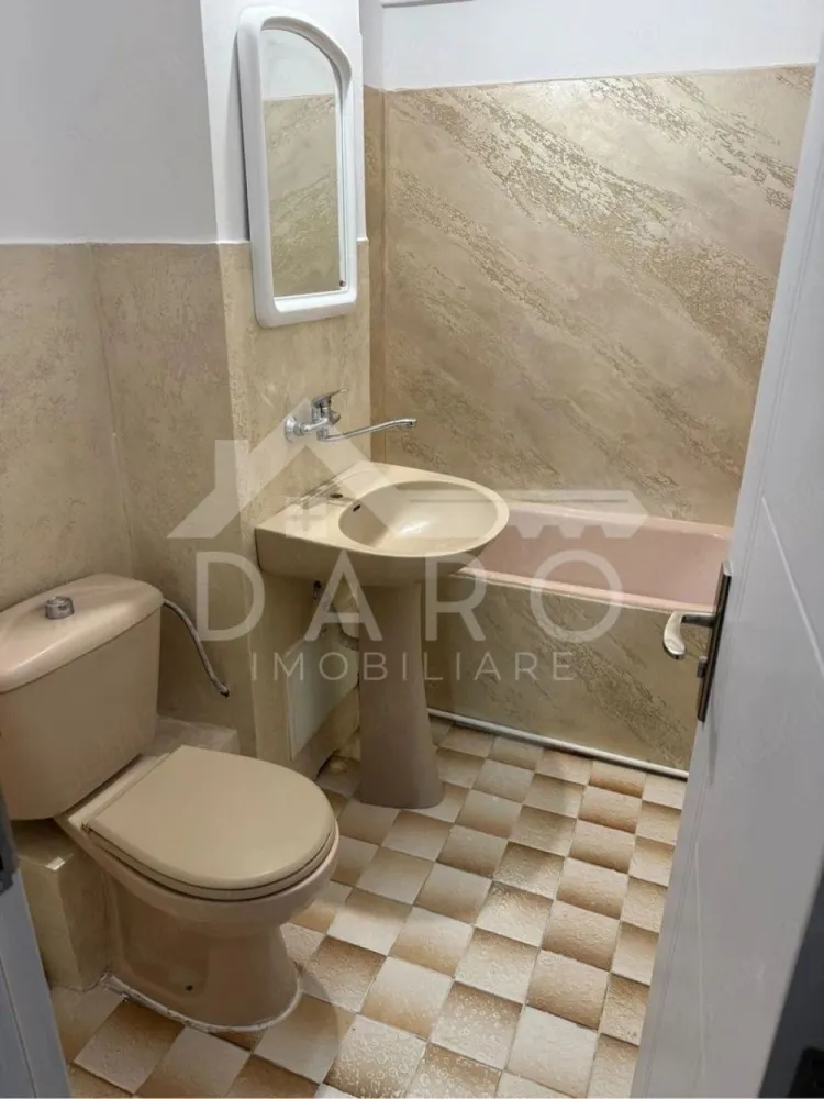 🔥 APARTAMENT 2 CAMERE – BULEVARDUL PANDURILOR – 110.000€ 🔥 - 🔥 APARTAMENT 2 CAMERE – BULEVARDUL PANDURILOR – 110.000€ 🔥
📍 Târgu Mureș · Jud. Mureș · Zona Pandurilor (zona E-ON)
🏡 Apartament | Vânzare | 2 camere | 52 mp | Decomandat | Etaj 2/4 | Confort 1
✨ Descriere:
Dacă îți dorești un apartament renovat, bine poziționat și gata de mutare, această proprietate de pe Bulevardul Pandurilor este alegerea ideală 👇
Situat la etajul 2 din 4, apartamentul oferă confort, lumină naturală și o compartimentare practică, fiind perfect atât pentru locuit, cât și pentru investiție.
✨ Compartimentare:
✔️ Living spațios și luminos 🛋️
✔️ Dormitor confortabil 🛏️
✔️ Bucătărie separată 🍳
✔️ Baie
✔️ Hol
✔️ Cămară (spațiu util de depozitare)
✔️ Balcon 🌿
💎 Avantaje:
✔️ Recent renovat – nu necesită investiții
✔️ Centrală termică nouă 🔥
✔️ Geamuri termopan
✔️ Parchet laminat
✔️ Electrocasnice noi
✔️ Etaj 2 – foarte căutat
✔️ Zonă excelentă
📍 Locație premium:
Bulevardul Pandurilor – zona E-ON, cu acces rapid către magazine, transport, școli și toate punctele de interes
💰 Preț: 110.000 € (ușor negociabil)
📞 0749 535 729 – sună pentru vizionare
🤝 Proprietate promovată prin DARO Imobiliare
💡 Vrei să cumperi prin credit?
Prin Kiwi Finance beneficiezi de:
✔️ analiză GRATUITĂ
✔️ oferte de la peste 12 bănci
✔️ negociere dobândă
✔️ suport complet până la final
