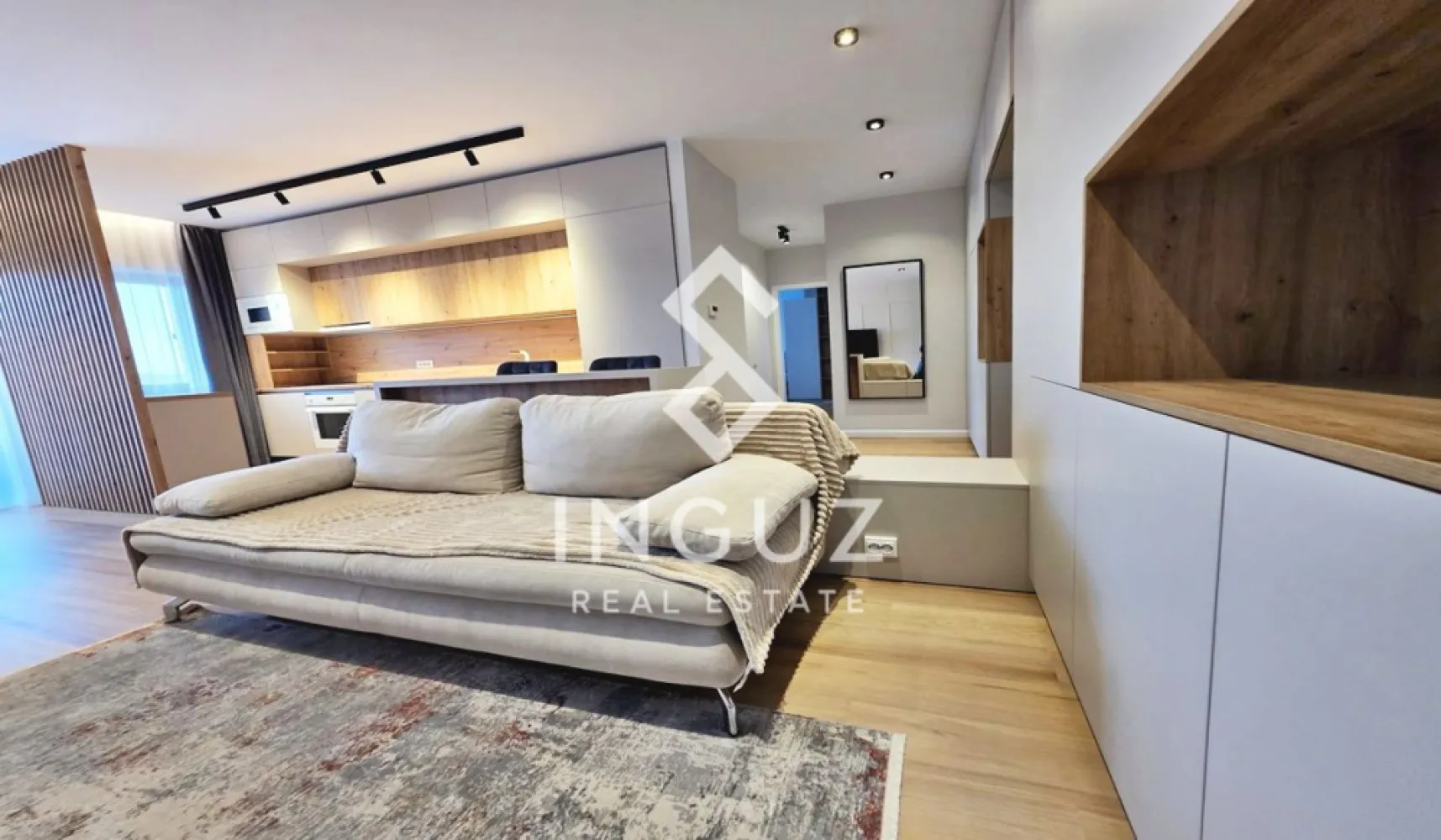 Apartament 3 camere de închiriat – Erou Iancu Nicolae / Grand Park Pip - Apartament 3 camere de închiriat – Erou Iancu Nicolae / Grand Park Pipera (Premium)

Preț: 1.300 € + TVA / lună
Locație: București – Pipera, complex Grand Park

Specificații:
Suprafață utilă: 79 mp + balcon 18 mp
Număr camere: 3
Compartimentare: Decomandat
Etaj: 4
An construcție: după 2000
2 locuri parcare subterană + boxă incluse

Descriere:
Inguz Real Estate vă propune spre închiriere un apartament premium de 3 camere, situat în complexul rezidențial Grand Park Pipera – un ansamblu modern, ce oferă facilități exclusive precum piscină interioară și sală de fitness, cu acces gratuit pentru rezidenți.

Apartamentul este modern, spațios și foarte bine organizat, având un balcon generos de 18 mp, accesibil din living și din ambele dormitoare, oferind lumină naturală și o senzație de deschidere.

Compartimentare:
– Living generos cu bucătărie open-space, complet utilată
– 2 dormitoare luminoase
– Dormitor matrimonial cu baie proprie (cadă)
– 2 băi (cadă + duș)
– Balcon mare, cu vedere deschisă

Dotări:
– Mașină de spălat vase
– Mașină de spălat rufe
– Plită cu inducție + hotă
– Cuptor electric + cuptor microunde
– Aer condiționat inteligent
– Smart TV
– Încălzire în pardoseală
– Mobilier realizat la comandă

Complexul oferă un mediu sigur și exclusivist, cu acces rapid către școli internaționale, restaurante, zone verzi și centre comerciale.

Un avantaj major îl reprezintă cele 2 locuri de parcare subterane (nivel -2, lângă lift) și boxa de depozitare incluse în preț.

Condiții:
– Garanție: echivalentul a 2 luni de chirie

Ideal pentru familii sau expați care caută confort, facilități premium și o locație de top.

Comision agenție: 50% din prima lună de chirie
