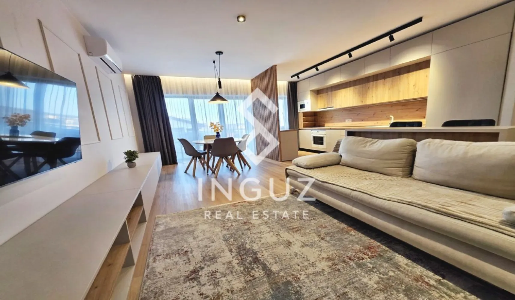 Apartament 3 camere de închiriat – Erou Iancu Nicolae / Grand Park Pip - Apartament 3 camere de închiriat – Erou Iancu Nicolae / Grand Park Pipera (Premium)

Preț: 1.300 € + TVA / lună
Locație: București – Pipera, complex Grand Park

Specificații:
Suprafață utilă: 79 mp + balcon 18 mp
Număr camere: 3
Compartimentare: Decomandat
Etaj: 4
An construcție: după 2000
2 locuri parcare subterană + boxă incluse

Descriere:
Inguz Real Estate vă propune spre închiriere un apartament premium de 3 camere, situat în complexul rezidențial Grand Park Pipera – un ansamblu modern, ce oferă facilități exclusive precum piscină interioară și sală de fitness, cu acces gratuit pentru rezidenți.

Apartamentul este modern, spațios și foarte bine organizat, având un balcon generos de 18 mp, accesibil din living și din ambele dormitoare, oferind lumină naturală și o senzație de deschidere.

Compartimentare:
– Living generos cu bucătărie open-space, complet utilată
– 2 dormitoare luminoase
– Dormitor matrimonial cu baie proprie (cadă)
– 2 băi (cadă + duș)
– Balcon mare, cu vedere deschisă

Dotări:
– Mașină de spălat vase
– Mașină de spălat rufe
– Plită cu inducție + hotă
– Cuptor electric + cuptor microunde
– Aer condiționat inteligent
– Smart TV
– Încălzire în pardoseală
– Mobilier realizat la comandă

Complexul oferă un mediu sigur și exclusivist, cu acces rapid către școli internaționale, restaurante, zone verzi și centre comerciale.

Un avantaj major îl reprezintă cele 2 locuri de parcare subterane (nivel -2, lângă lift) și boxa de depozitare incluse în preț.

Condiții:
– Garanție: echivalentul a 2 luni de chirie

Ideal pentru familii sau expați care caută confort, facilități premium și o locație de top.

Comision agenție: 50% din prima lună de chirie