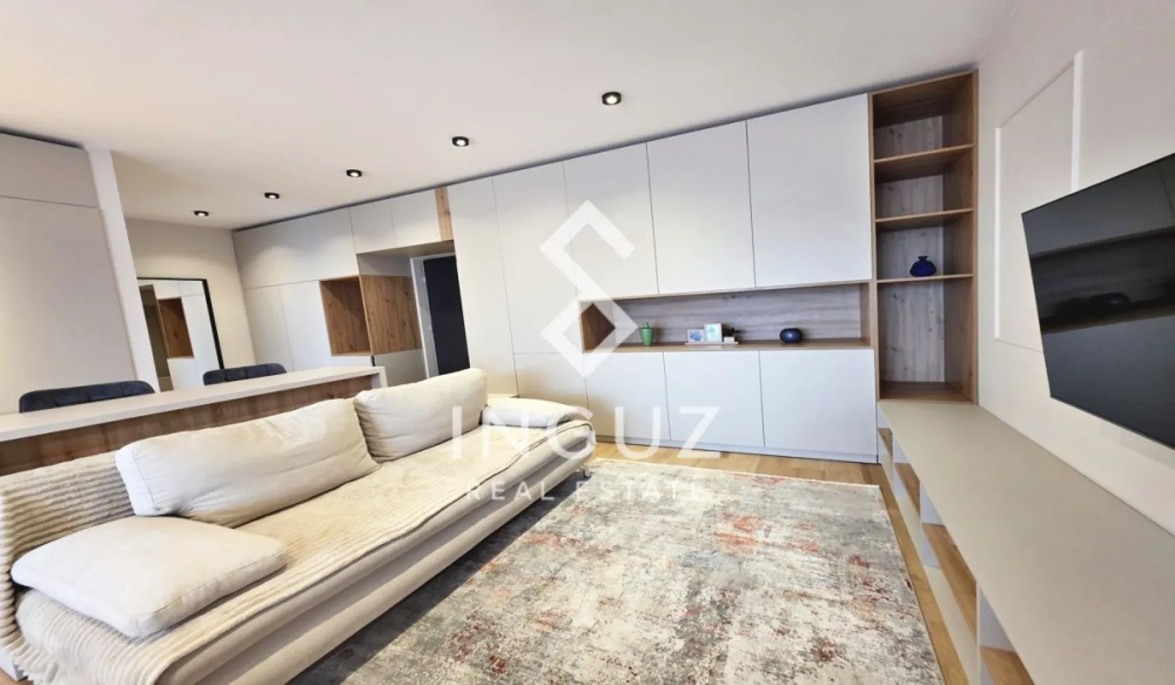Apartament 3 camere de închiriat – Erou Iancu Nicolae / Grand Park Pip - Apartament 3 camere de închiriat – Erou Iancu Nicolae / Grand Park Pipera (Premium)

Preț: 1.300 € + TVA / lună
Locație: București – Pipera, complex Grand Park

Specificații:
Suprafață utilă: 79 mp + balcon 18 mp
Număr camere: 3
Compartimentare: Decomandat
Etaj: 4
An construcție: după 2000
2 locuri parcare subterană + boxă incluse

Descriere:
Inguz Real Estate vă propune spre închiriere un apartament premium de 3 camere, situat în complexul rezidențial Grand Park Pipera – un ansamblu modern, ce oferă facilități exclusive precum piscină interioară și sală de fitness, cu acces gratuit pentru rezidenți.

Apartamentul este modern, spațios și foarte bine organizat, având un balcon generos de 18 mp, accesibil din living și din ambele dormitoare, oferind lumină naturală și o senzație de deschidere.

Compartimentare:
– Living generos cu bucătărie open-space, complet utilată
– 2 dormitoare luminoase
– Dormitor matrimonial cu baie proprie (cadă)
– 2 băi (cadă + duș)
– Balcon mare, cu vedere deschisă

Dotări:
– Mașină de spălat vase
– Mașină de spălat rufe
– Plită cu inducție + hotă
– Cuptor electric + cuptor microunde
– Aer condiționat inteligent
– Smart TV
– Încălzire în pardoseală
– Mobilier realizat la comandă

Complexul oferă un mediu sigur și exclusivist, cu acces rapid către școli internaționale, restaurante, zone verzi și centre comerciale.

Un avantaj major îl reprezintă cele 2 locuri de parcare subterane (nivel -2, lângă lift) și boxa de depozitare incluse în preț.

Condiții:
– Garanție: echivalentul a 2 luni de chirie

Ideal pentru familii sau expați care caută confort, facilități premium și o locație de top.

Comision agenție: 50% din prima lună de chirie