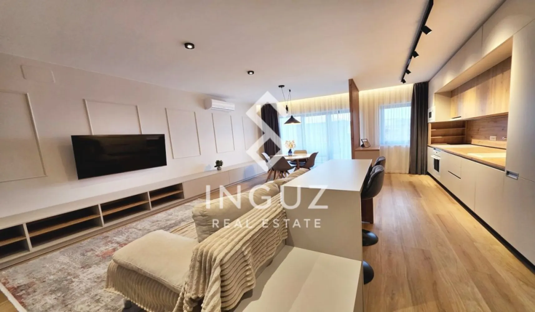 Apartament 3 camere de închiriat – Erou Iancu Nicolae / Grand Park Pip - Apartament 3 camere de închiriat – Erou Iancu Nicolae / Grand Park Pipera (Premium)

Preț: 1.300 € + TVA / lună
Locație: București – Pipera, complex Grand Park

Specificații:
Suprafață utilă: 79 mp + balcon 18 mp
Număr camere: 3
Compartimentare: Decomandat
Etaj: 4
An construcție: după 2000
2 locuri parcare subterană + boxă incluse

Descriere:
Inguz Real Estate vă propune spre închiriere un apartament premium de 3 camere, situat în complexul rezidențial Grand Park Pipera – un ansamblu modern, ce oferă facilități exclusive precum piscină interioară și sală de fitness, cu acces gratuit pentru rezidenți.

Apartamentul este modern, spațios și foarte bine organizat, având un balcon generos de 18 mp, accesibil din living și din ambele dormitoare, oferind lumină naturală și o senzație de deschidere.

Compartimentare:
– Living generos cu bucătărie open-space, complet utilată
– 2 dormitoare luminoase
– Dormitor matrimonial cu baie proprie (cadă)
– 2 băi (cadă + duș)
– Balcon mare, cu vedere deschisă

Dotări:
– Mașină de spălat vase
– Mașină de spălat rufe
– Plită cu inducție + hotă
– Cuptor electric + cuptor microunde
– Aer condiționat inteligent
– Smart TV
– Încălzire în pardoseală
– Mobilier realizat la comandă

Complexul oferă un mediu sigur și exclusivist, cu acces rapid către școli internaționale, restaurante, zone verzi și centre comerciale.

Un avantaj major îl reprezintă cele 2 locuri de parcare subterane (nivel -2, lângă lift) și boxa de depozitare incluse în preț.

Condiții:
– Garanție: echivalentul a 2 luni de chirie

Ideal pentru familii sau expați care caută confort, facilități premium și o locație de top.

Comision agenție: 50% din prima lună de chirie