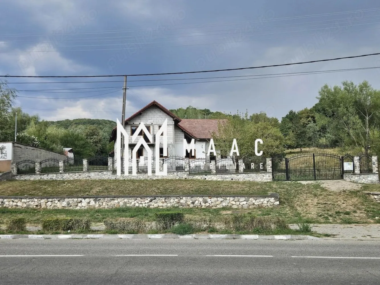 Casa individuala | 4 Camere | Teren 3.850 MP | Baile Govora - MAAC Imobiliare vă propune spre vânzare o casă cu teren generos, situată în Băile Govora, pe strada Tudor Vladimirescu, o zonă potrivită pentru locuire permanentă, casă de vacanță sau investiție imobiliară.

Proprietatea include o casă cu suprafața de aproximativ 150 mp, compartimentată funcțional și adaptată nevoilor unei familii care își dorește spațiu interior bine organizat. Locuința are în componență:
-4 dormitoare
-2 băi
-living
-bucătărie
-cameră tehnică

Casa este dotată cu ferestre și uși termopan Veka, iar utilitățile disponibile oferă confortul necesar pentru utilizare imediată. Proprietatea beneficiază de racordare la gaze, curent și apă.

Terenul aferent are o suprafață de aproximativ 3850 mp, oferind multiple posibilități de amenajare, grădinărit sau exploatare în scop rezidențial. În spatele casei se află o livadă de pomi fructiferi și o fântână, elemente care adaugă valoare proprietății și creează un cadru natural plăcut.

Pentru a programa o vizionare, vă rugăm să menționați la telefon numărul CP3060689.
