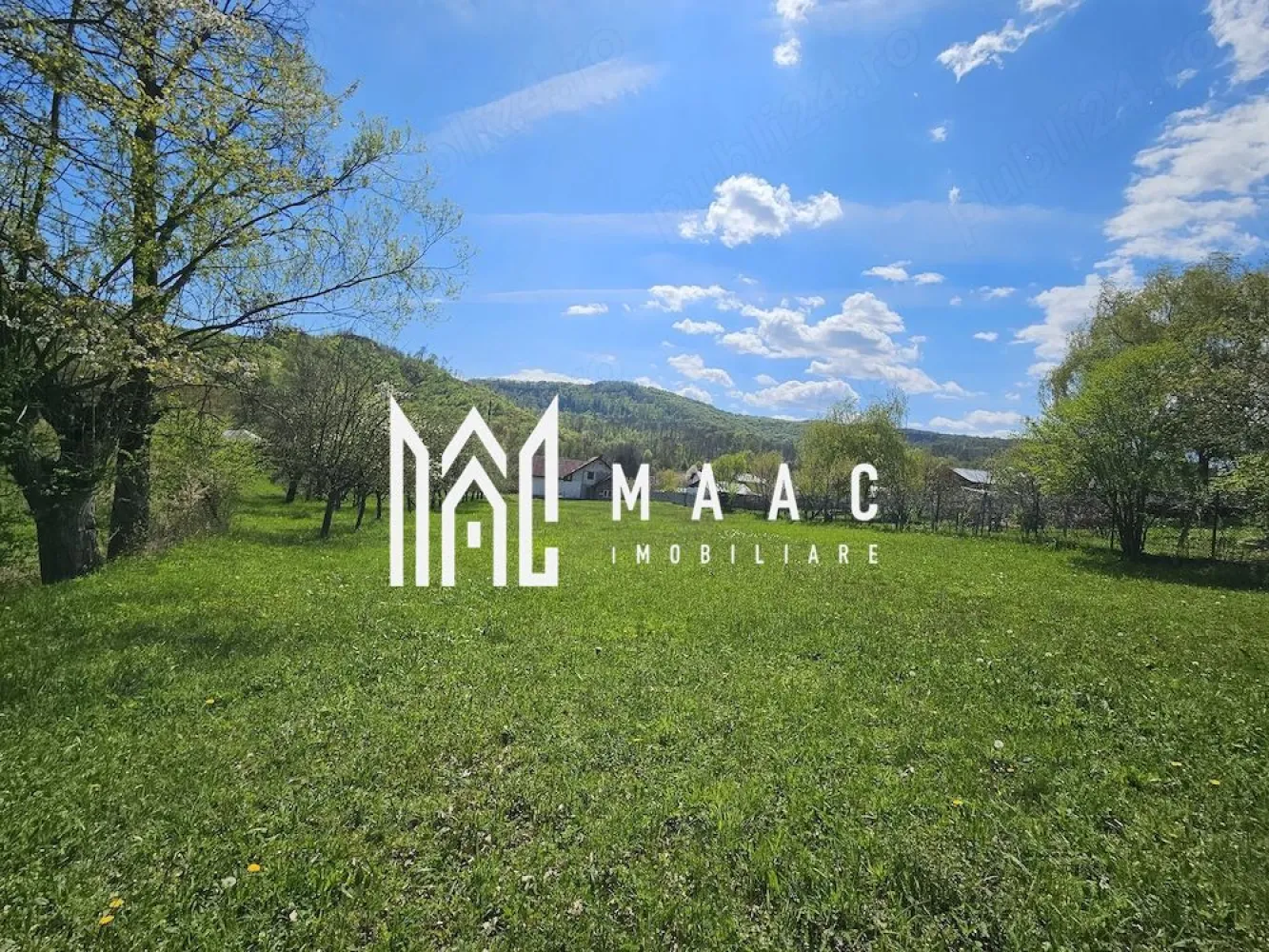 Casa individuala | 4 Camere | Teren 3.850 MP | Baile Govora - MAAC Imobiliare vă propune spre vânzare o casă cu teren generos, situată în Băile Govora, pe strada Tudor Vladimirescu, o zonă potrivită pentru locuire permanentă, casă de vacanță sau investiție imobiliară.

Proprietatea include o casă cu suprafața de aproximativ 150 mp, compartimentată funcțional și adaptată nevoilor unei familii care își dorește spațiu interior bine organizat. Locuința are în componență:
-4 dormitoare
-2 băi
-living
-bucătărie
-cameră tehnică

Casa este dotată cu ferestre și uși termopan Veka, iar utilitățile disponibile oferă confortul necesar pentru utilizare imediată. Proprietatea beneficiază de racordare la gaze, curent și apă.

Terenul aferent are o suprafață de aproximativ 3850 mp, oferind multiple posibilități de amenajare, grădinărit sau exploatare în scop rezidențial. În spatele casei se află o livadă de pomi fructiferi și o fântână, elemente care adaugă valoare proprietății și creează un cadru natural plăcut.

Pentru a programa o vizionare, vă rugăm să menționați la telefon numărul CP3060689.