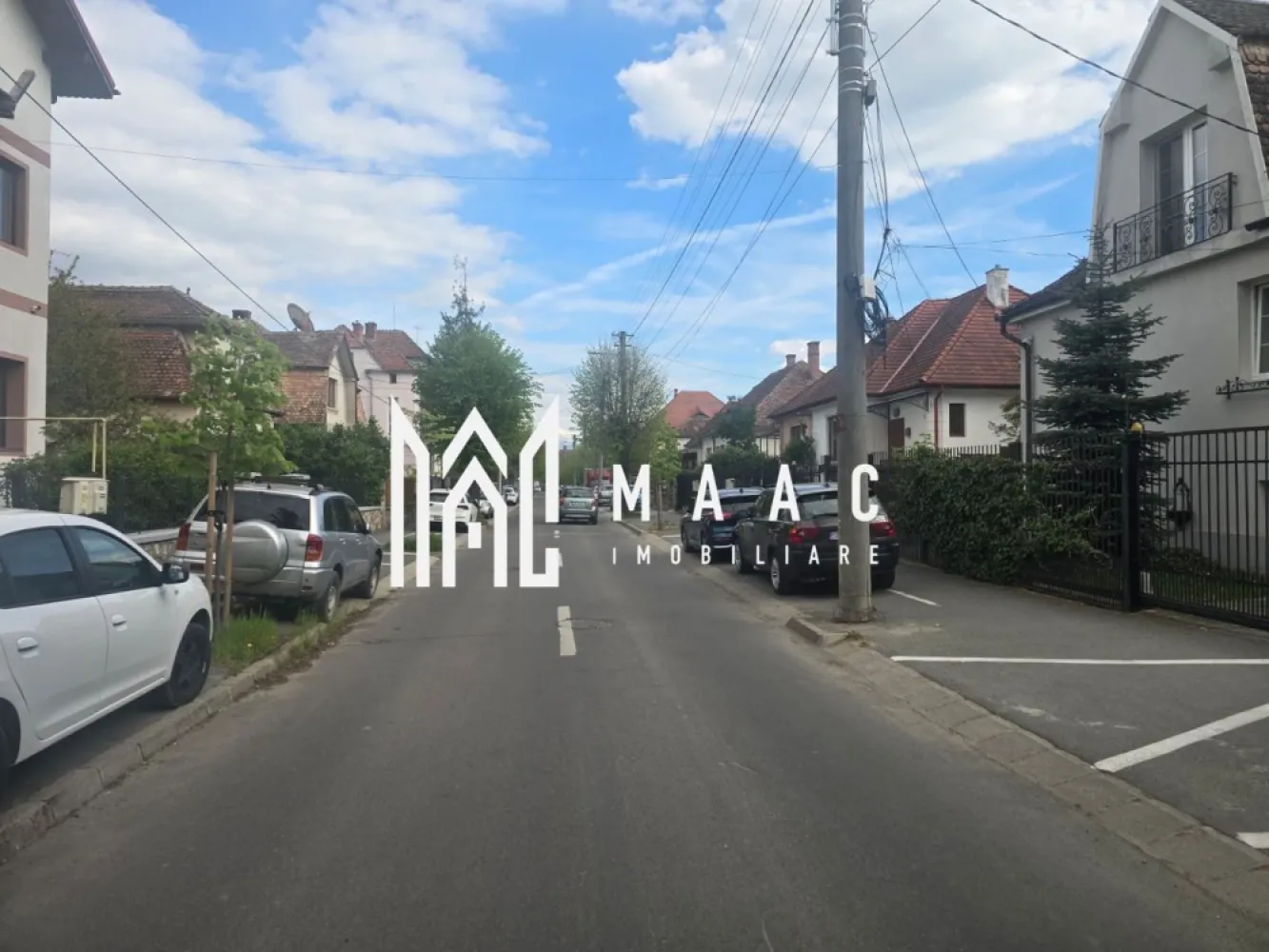 Apartament la casa cu 3 camere si curte Strada Bucegi - Agentia imobiliara Maac va propune spre inchiriere apartament la casa cu 3 camere si curte de 250 mp situat in zona 3 Stejari strada Bucegi .

Apartamentul este situat la parterul casei si are o suprafata de 75 mp .

Avantaje: 

- se poate inchiria mobilat sau dupa cum se vede in poze
- curte privata 250 mp
- pivnita 
- incalzire centrala proprie si calorifere
- zona linistita si usor accesibila 
- 3 camere mari si luminoase
- baie cu geam de aerisire

Pentru mai multe detalii va rog sa specificati CP3056297 la telefon .