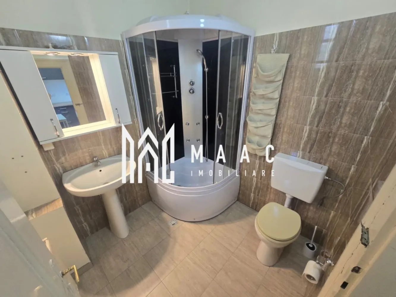 Apartament la casa cu 3 camere si curte Strada Bucegi - Agentia imobiliara Maac va propune spre inchiriere apartament la casa cu 3 camere si curte de 250 mp situat in zona 3 Stejari strada Bucegi .

Apartamentul este situat la parterul casei si are o suprafata de 75 mp .

Avantaje: 

- se poate inchiria mobilat sau dupa cum se vede in poze
- curte privata 250 mp
- pivnita 
- incalzire centrala proprie si calorifere
- zona linistita si usor accesibila 
- 3 camere mari si luminoase
- baie cu geam de aerisire

Pentru mai multe detalii va rog sa specificati CP3056297 la telefon .
